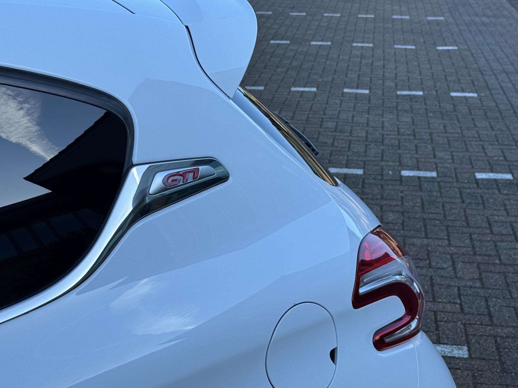 2015 PEUGEOT 208 2015 PEUGEOT 208