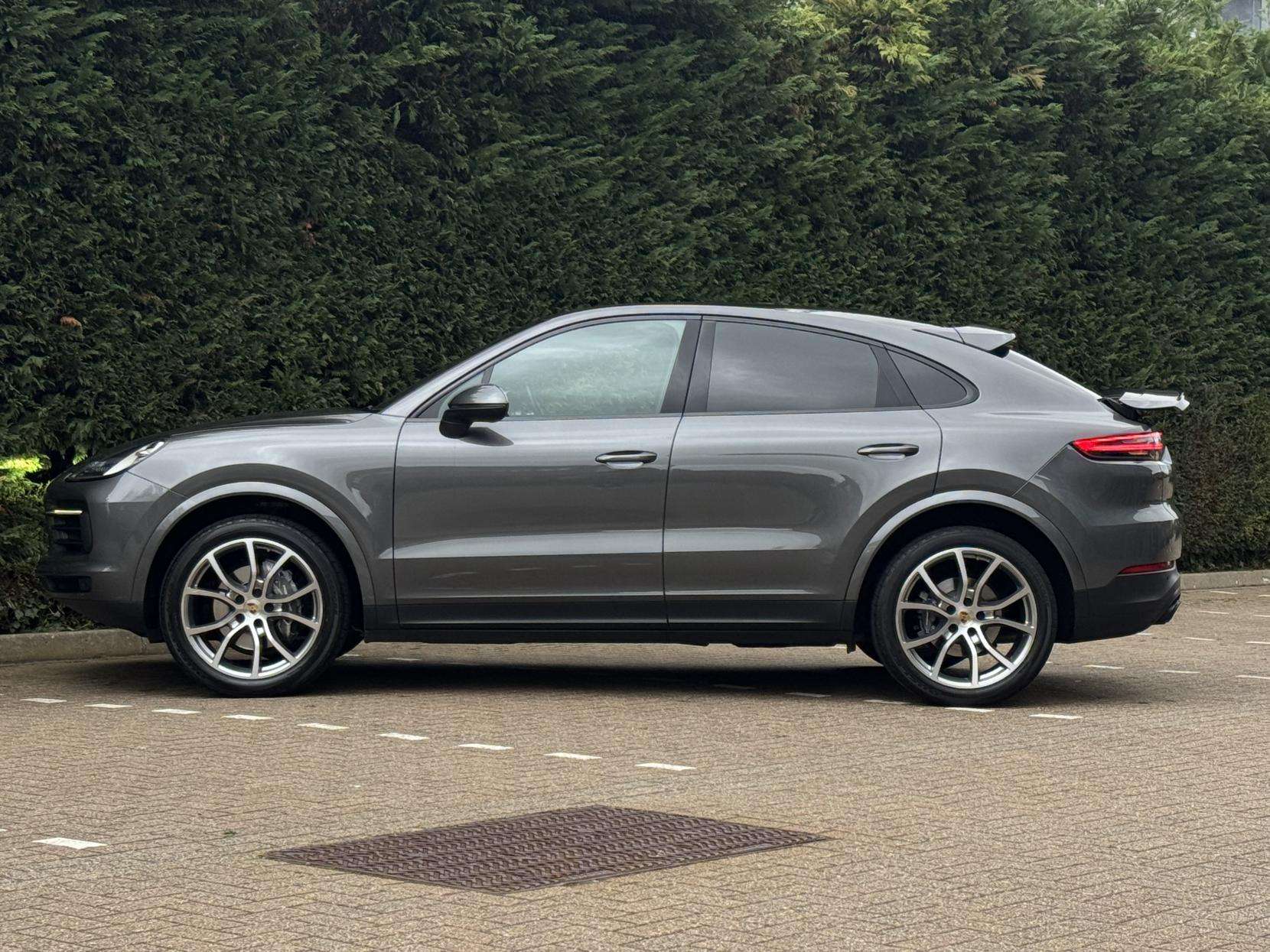 A 2020 PORSCHE CAYENNE A 2020 PORSCHE CAYENNE