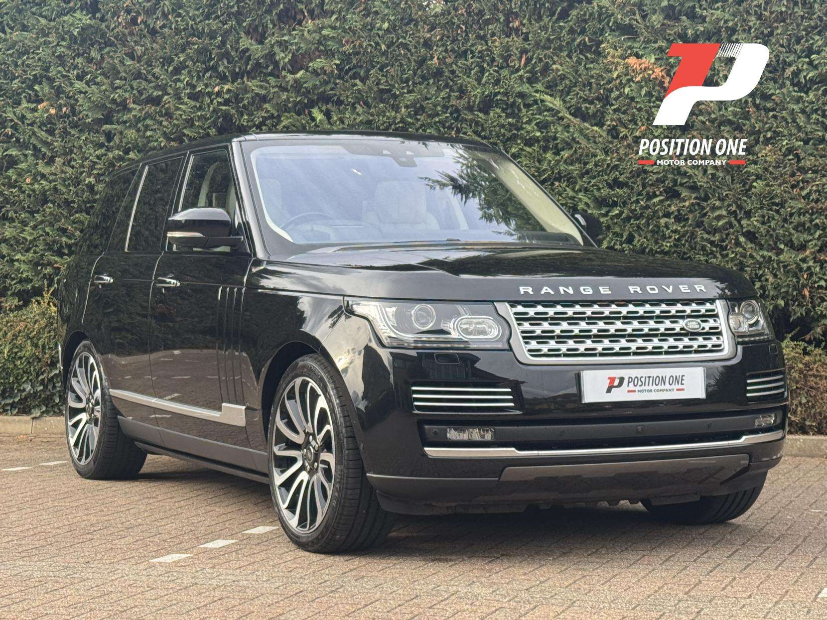 A 2017 LAND ROVER RANGE ROVER 3.0 TD V6 Autobiography SUV 5dr Diesel Auto 4WD Euro 5 (s/s) (258 ps) A 2017 LAND ROVER RANGE ROVER 3.0 TD V6 Autobiography SUV 5dr Diesel Auto 4WD Euro 5 (s/s) (258 ps)