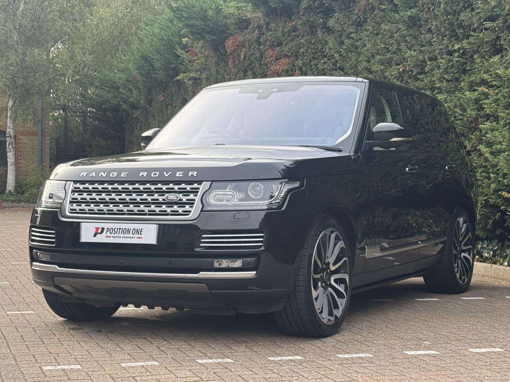 A 2017 LAND ROVER RANGE ROVER 3.0 TD V6 Autobiography SUV 5dr Diesel Auto 4WD Euro 5 (s/s) (258 ps) A 2017 LAND ROVER RANGE ROVER 3.0 TD V6 Autobiography SUV 5dr Diesel Auto 4WD Euro 5 (s/s) (258 ps)