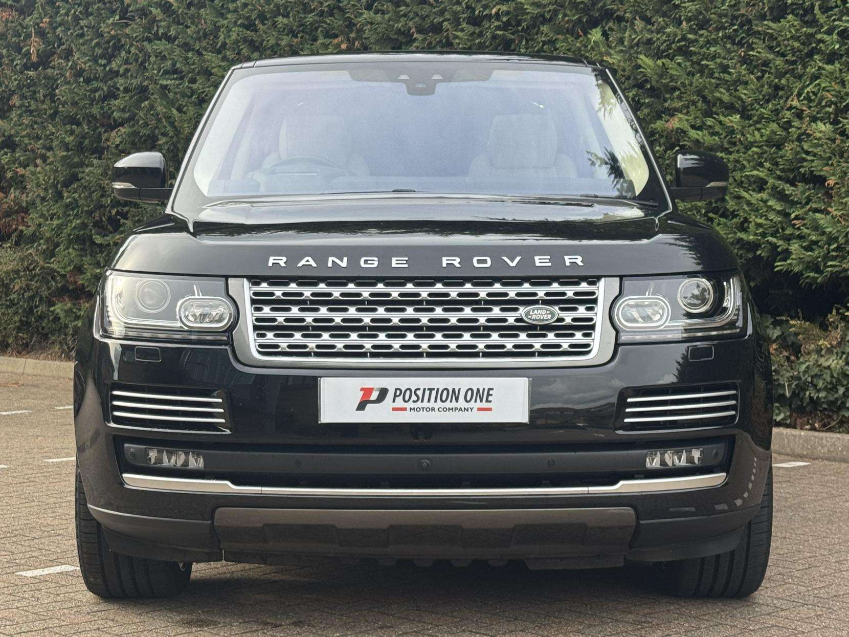 A 2017 LAND ROVER RANGE ROVER 3.0 TD V6 Autobiography SUV 5dr Diesel Auto 4WD Euro 5 (s/s) (258 ps) A 2017 LAND ROVER RANGE ROVER 3.0 TD V6 Autobiography SUV 5dr Diesel Auto 4WD Euro 5 (s/s) (258 ps)