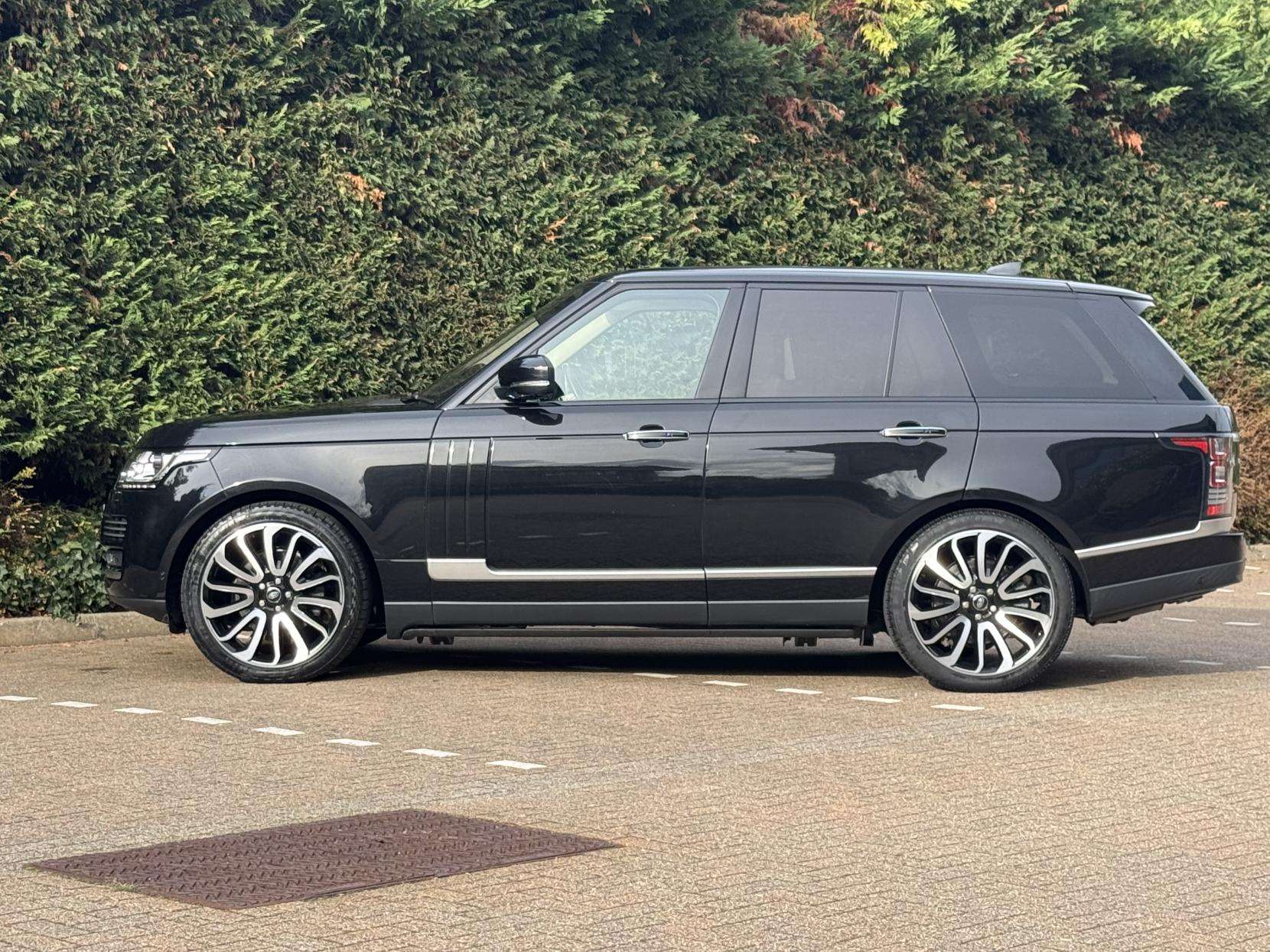 A 2017 LAND ROVER RANGE ROVER 3.0 TD V6 Autobiography SUV 5dr Diesel Auto 4WD Euro 5 (s/s) (258 ps) A 2017 LAND ROVER RANGE ROVER 3.0 TD V6 Autobiography SUV 5dr Diesel Auto 4WD Euro 5 (s/s) (258 ps)