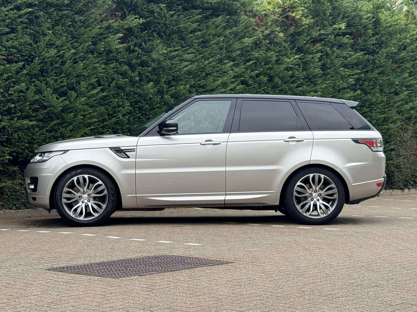 A 2016 LAND ROVER RANGE ROVER SPORT 3.0 SD V6 HSE Dynamic SUV 5dr Diesel Auto 4WD Euro 6 (s/s) (306 ps) A 2016 LAND ROVER RANGE ROVER SPORT 3.0 SD V6 HSE Dynamic SUV 5dr Diesel Auto 4WD Euro 6 (s/s) (306 ps)