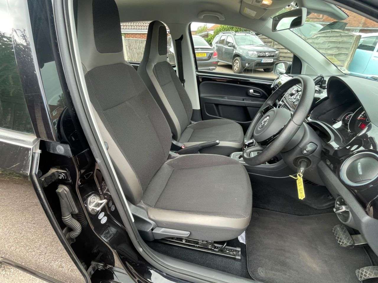 A 2014 VOLKSWAGEN UP! 1.0 High UP A 2014 VOLKSWAGEN UP! 1.0 High UP