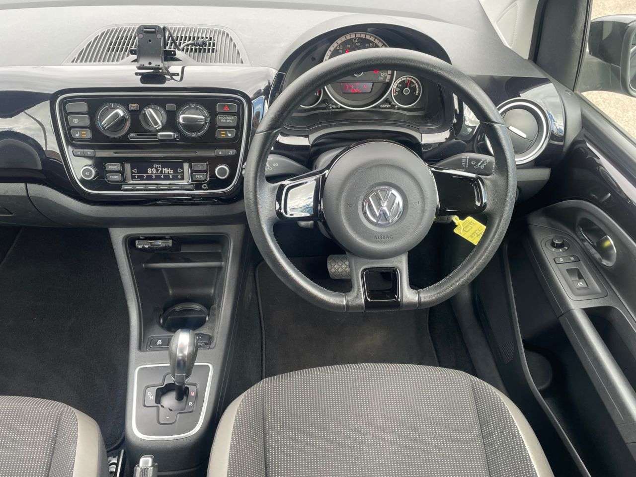A 2014 VOLKSWAGEN UP! 1.0 High UP A 2014 VOLKSWAGEN UP! 1.0 High UP