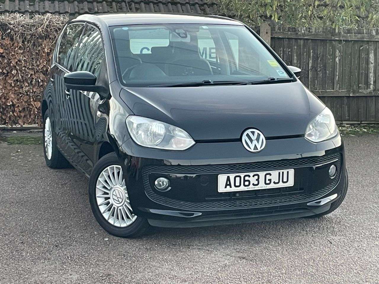 A 2014 VOLKSWAGEN UP! 1.0 High UP A 2014 VOLKSWAGEN UP! 1.0 High UP