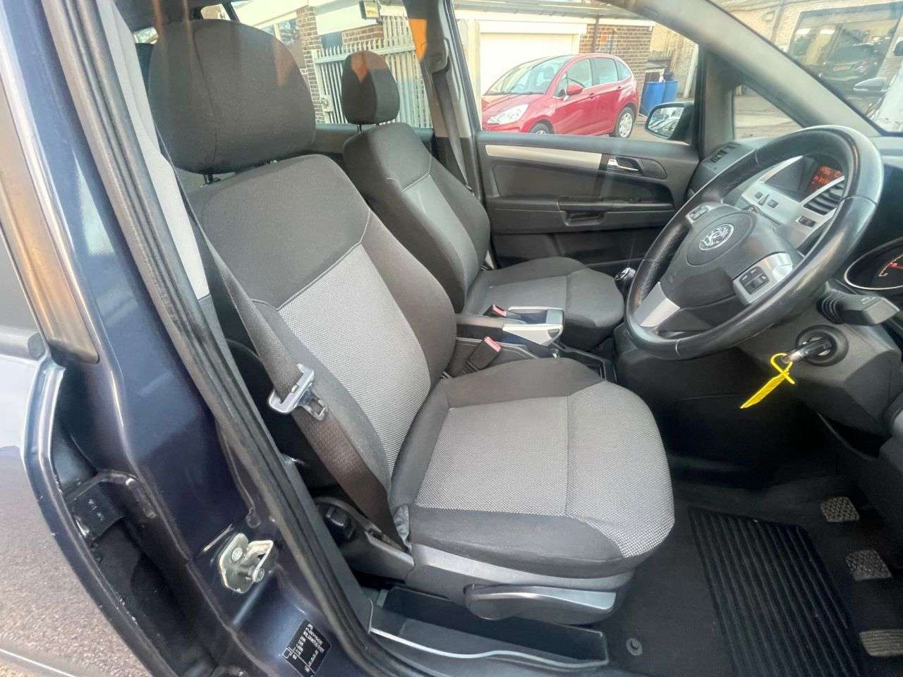 A 2009 VAUXHALL ZAFIRA 1.8 16V Active MPV 5dr Petrol Manual Euro 4 (140 ps) A 2009 VAUXHALL ZAFIRA 1.8 16V Active MPV 5dr Petrol Manual Euro 4 (140 ps)