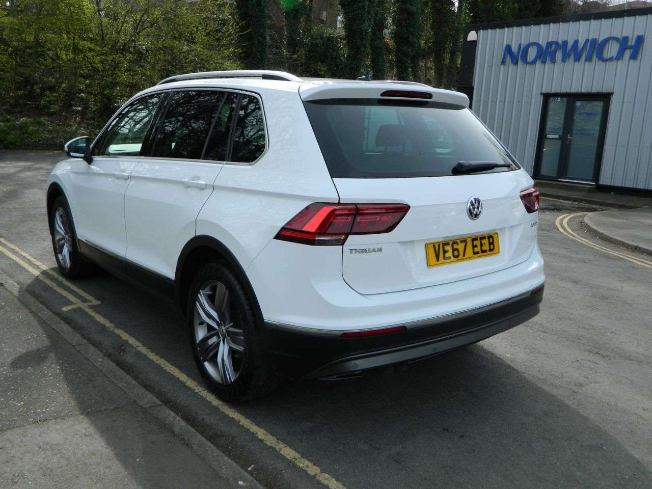 A 2017 VOLKSWAGEN TIGUAN 2.0 TDI SEL SUV 5dr Diesel DSG Euro 6 (s/s) (150 ps) PAN SUNROOF DAB SATNAV A 2017 VOLKSWAGEN TIGUAN 2.0 TDI SEL SUV 5dr Diesel DSG Euro 6 (s/s) (150 ps) PAN SUNROOF DAB SATNAV