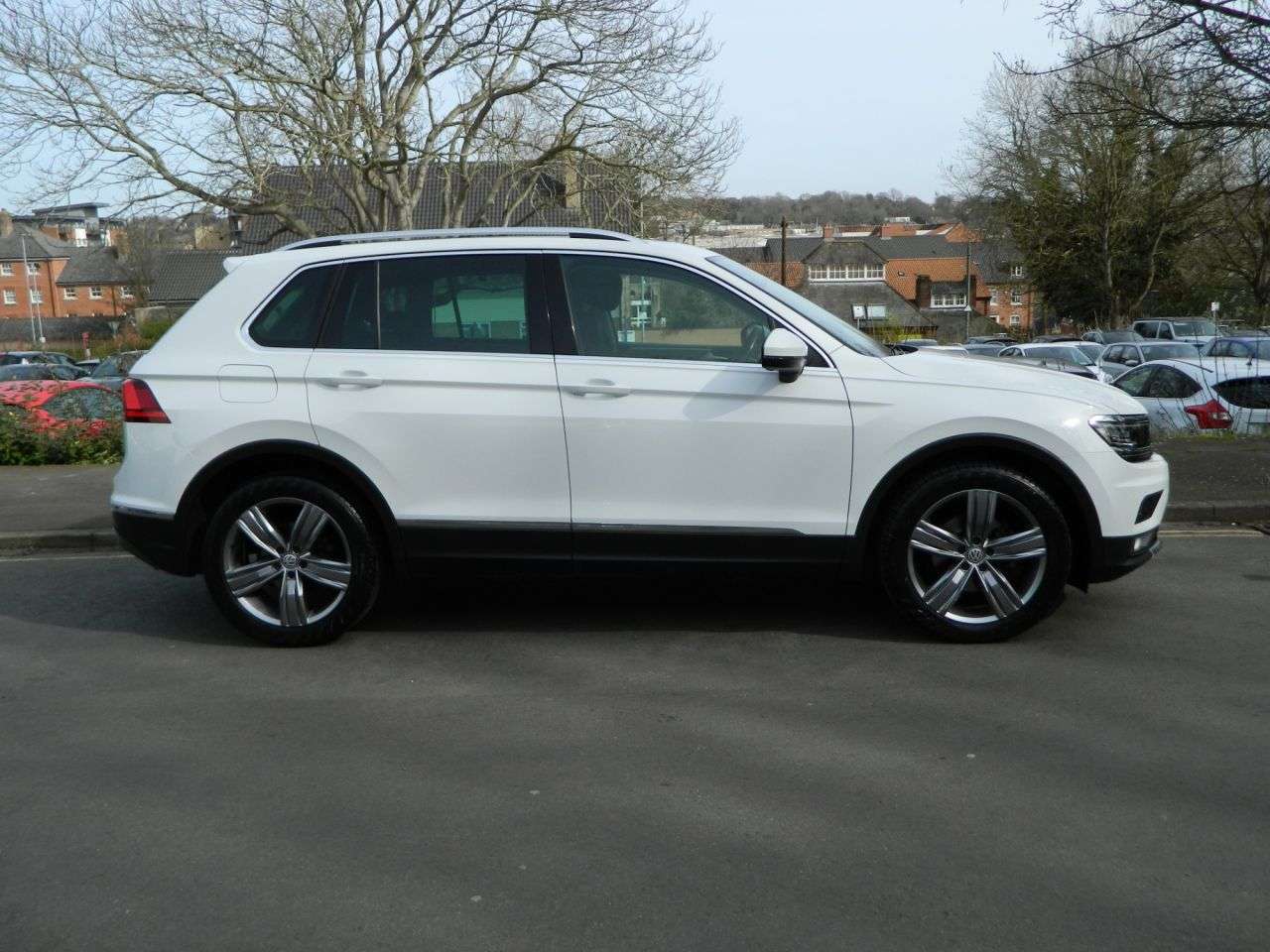 A 2017 VOLKSWAGEN TIGUAN 2.0 TDI SEL SUV 5dr Diesel DSG Euro 6 (s/s) (150 ps) PAN SUNROOF DAB SATNAV A 2017 VOLKSWAGEN TIGUAN 2.0 TDI SEL SUV 5dr Diesel DSG Euro 6 (s/s) (150 ps) PAN SUNROOF DAB SATNAV