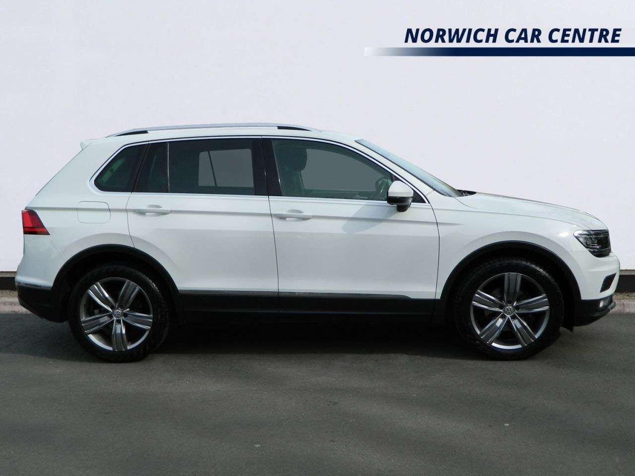 A 2017 VOLKSWAGEN TIGUAN 2.0 TDI SEL SUV 5dr Diesel DSG Euro 6 (s/s) (150 ps) PAN SUNROOF DAB SATNAV A 2017 VOLKSWAGEN TIGUAN 2.0 TDI SEL SUV 5dr Diesel DSG Euro 6 (s/s) (150 ps) PAN SUNROOF DAB SATNAV