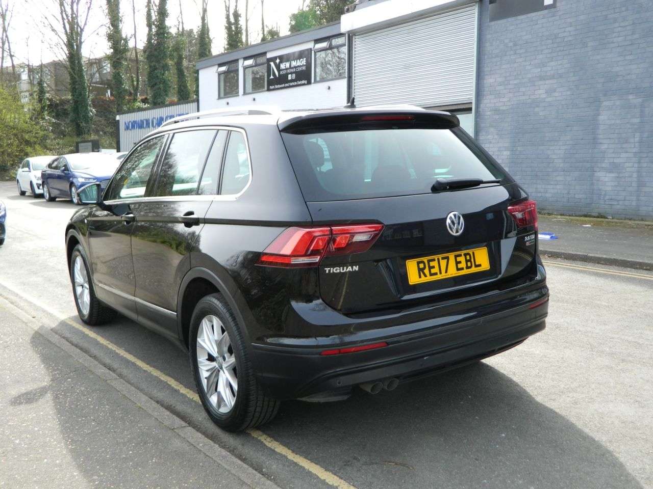 A 2017 VOLKSWAGEN TIGUAN 2.0 TDI BlueMotion Tech SE Navigation SUV 5dr Diesel DSG 4Motion Euro 6 (s/ A 2017 VOLKSWAGEN TIGUAN 2.0 TDI BlueMotion Tech SE Navigation SUV 5dr Diesel DSG 4Motion Euro 6 (s/