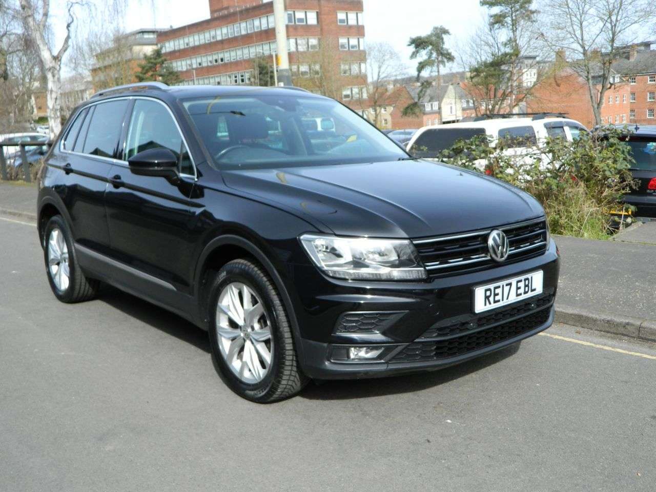 A 2017 VOLKSWAGEN TIGUAN 2.0 TDI BlueMotion Tech SE Navigation SUV 5dr Diesel DSG 4Motion Euro 6 (s/ A 2017 VOLKSWAGEN TIGUAN 2.0 TDI BlueMotion Tech SE Navigation SUV 5dr Diesel DSG 4Motion Euro 6 (s/