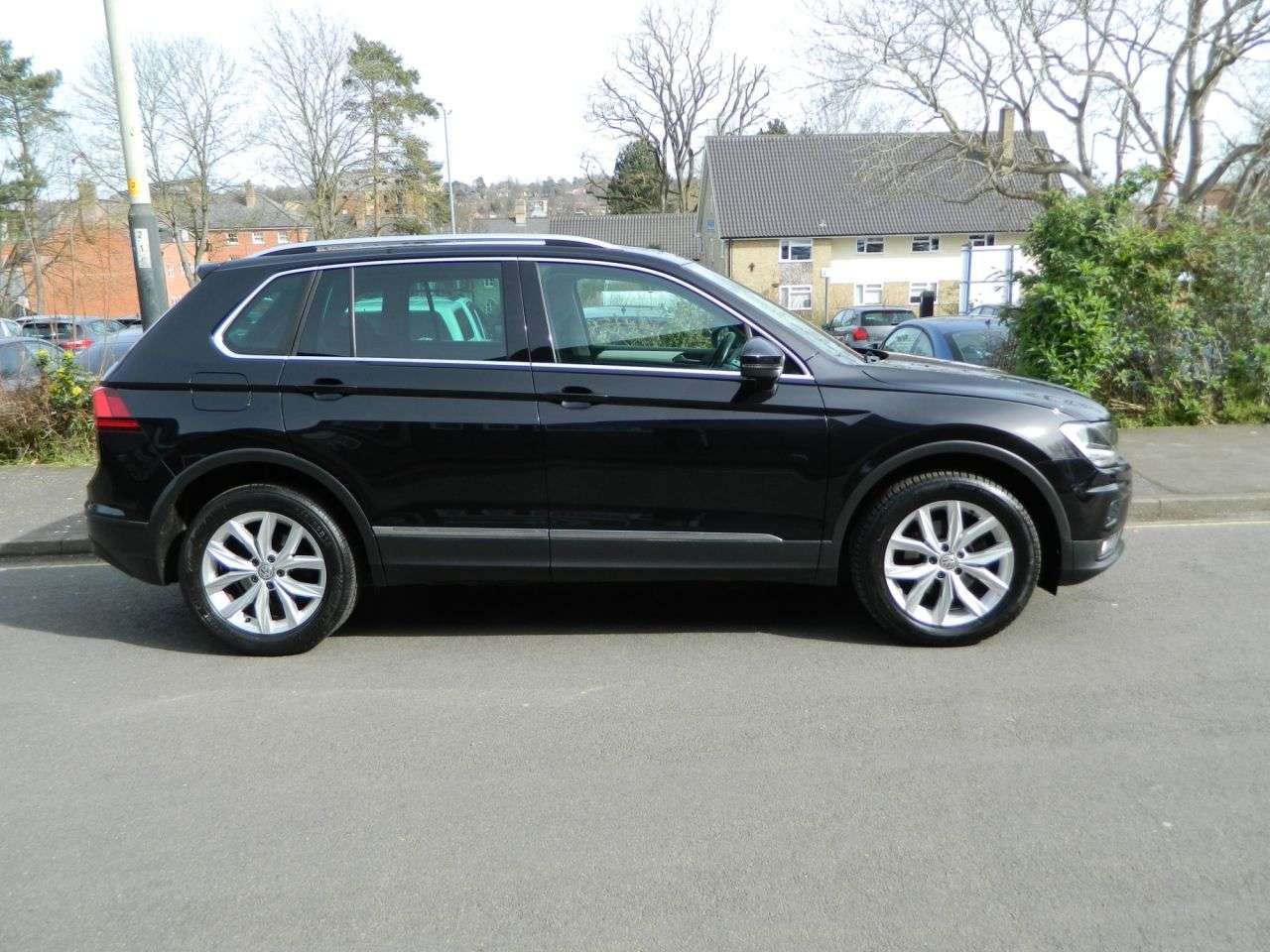 A 2017 VOLKSWAGEN TIGUAN 2.0 TDI BlueMotion Tech SE Navigation SUV 5dr Diesel DSG 4Motion Euro 6 (s/ A 2017 VOLKSWAGEN TIGUAN 2.0 TDI BlueMotion Tech SE Navigation SUV 5dr Diesel DSG 4Motion Euro 6 (s/