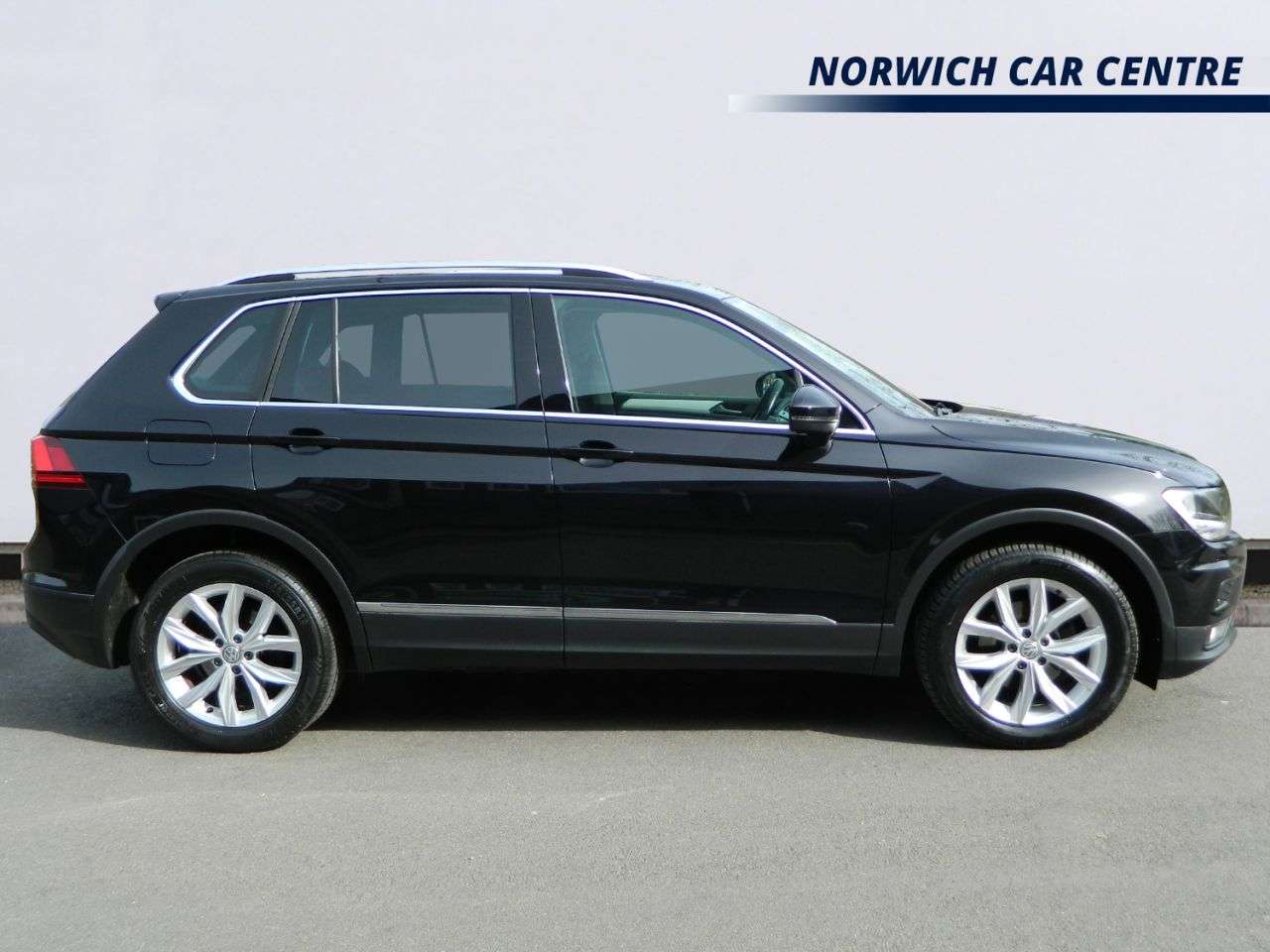 A 2017 VOLKSWAGEN TIGUAN 2.0 TDI BlueMotion Tech SE Navigation SUV 5dr Diesel DSG 4Motion Euro 6 (s/ A 2017 VOLKSWAGEN TIGUAN 2.0 TDI BlueMotion Tech SE Navigation SUV 5dr Diesel DSG 4Motion Euro 6 (s/