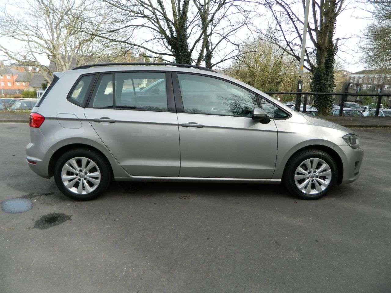 A 2016 VOLKSWAGEN GOLF SV 1.4 TSI BlueMotion Tech SE MPV 5dr Petrol DSG Euro 6 (s/s) (125 ps) DAB RAD A 2016 VOLKSWAGEN GOLF SV 1.4 TSI BlueMotion Tech SE MPV 5dr Petrol DSG Euro 6 (s/s) (125 ps) DAB RAD