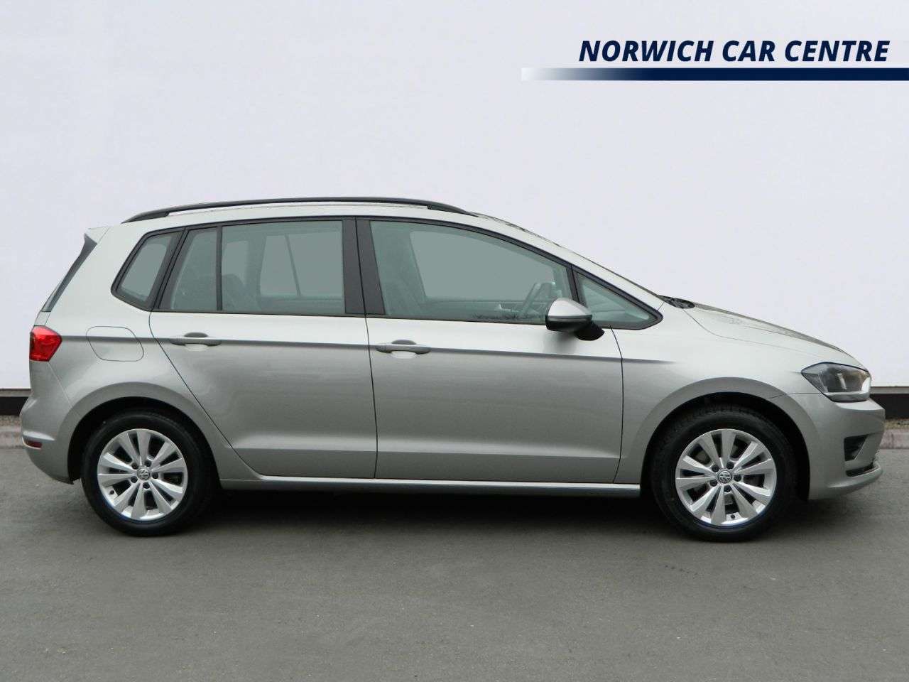 A 2016 VOLKSWAGEN GOLF SV 1.4 TSI BlueMotion Tech SE MPV 5dr Petrol DSG Euro 6 (s/s) (125 ps) DAB RAD A 2016 VOLKSWAGEN GOLF SV 1.4 TSI BlueMotion Tech SE MPV 5dr Petrol DSG Euro 6 (s/s) (125 ps) DAB RAD