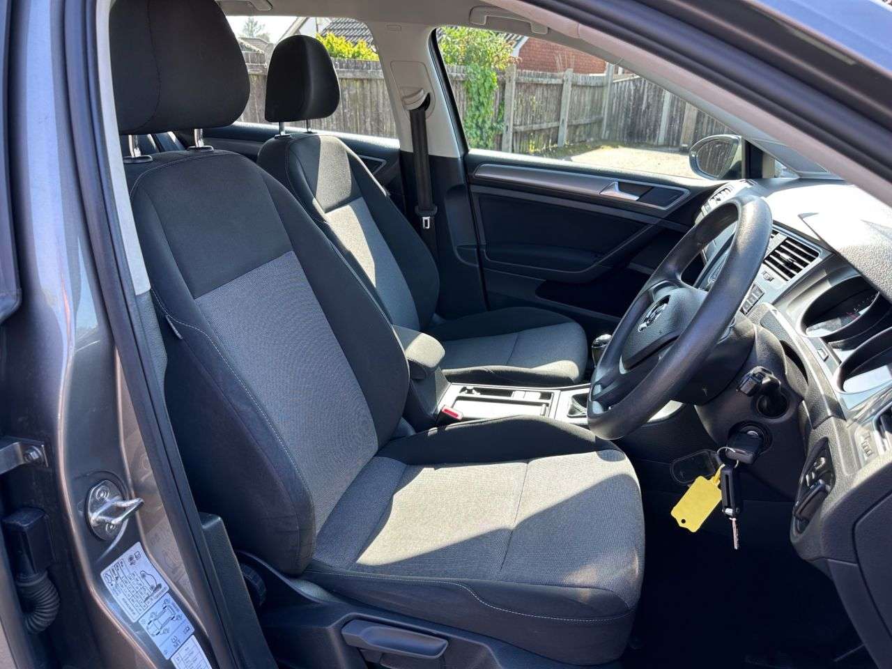 A 2017 VOLKSWAGEN GOLF 1.6 TDI BlueMotion Tech S Estate 5dr Diesel Manual Euro 6 (s/s) (90 ps) A 2017 VOLKSWAGEN GOLF 1.6 TDI BlueMotion Tech S Estate 5dr Diesel Manual Euro 6 (s/s) (90 ps)