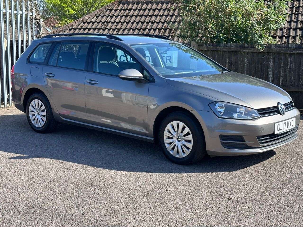 A 2017 VOLKSWAGEN GOLF 1.6 TDI BlueMotion Tech S Estate 5dr Diesel Manual Euro 6 (s/s) (90 ps) A 2017 VOLKSWAGEN GOLF 1.6 TDI BlueMotion Tech S Estate 5dr Diesel Manual Euro 6 (s/s) (90 ps)