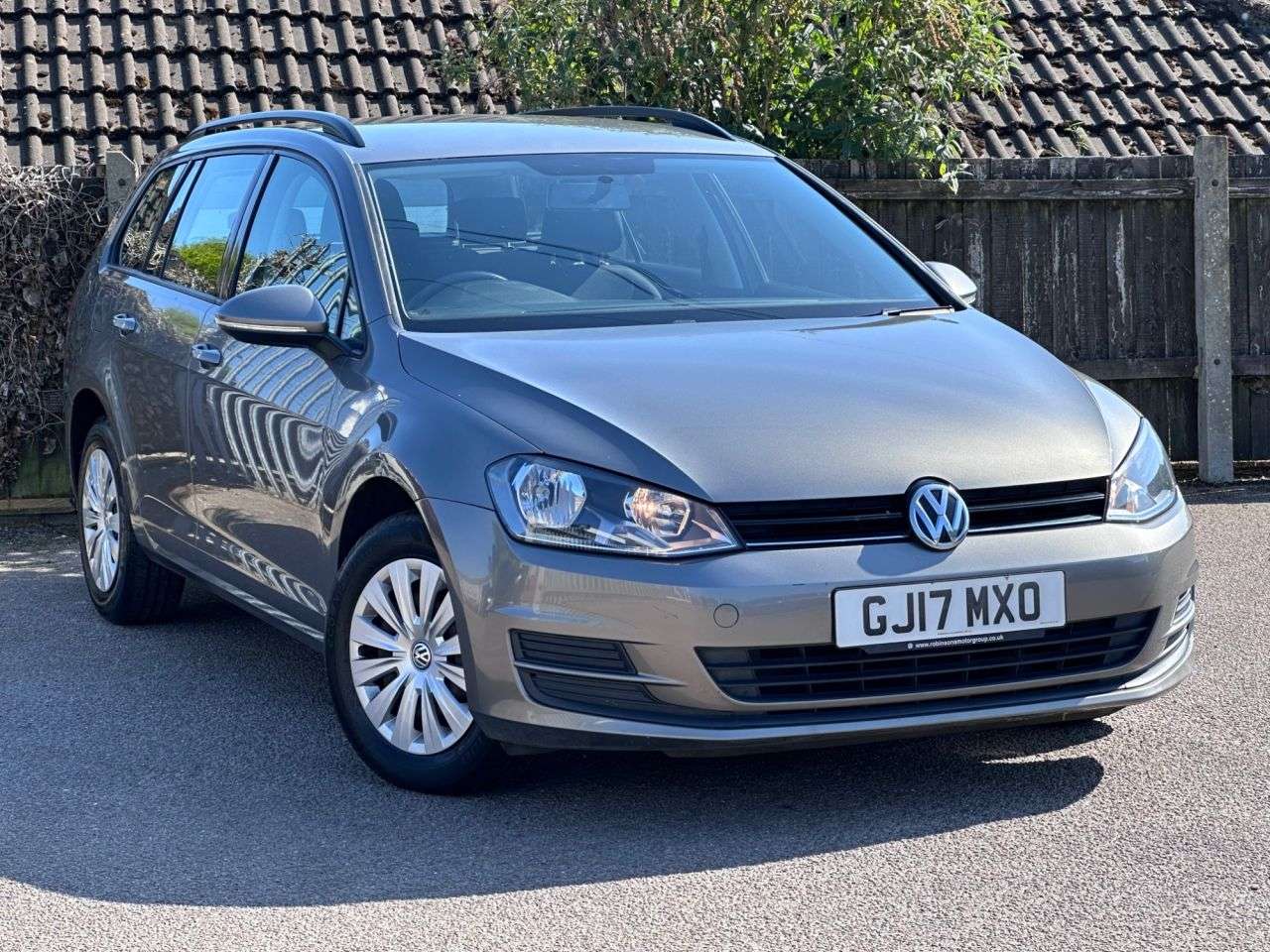 A 2017 VOLKSWAGEN GOLF 1.6 TDI BlueMotion Tech S Estate 5dr Diesel Manual Euro 6 (s/s) (90 ps) A 2017 VOLKSWAGEN GOLF 1.6 TDI BlueMotion Tech S Estate 5dr Diesel Manual Euro 6 (s/s) (90 ps)