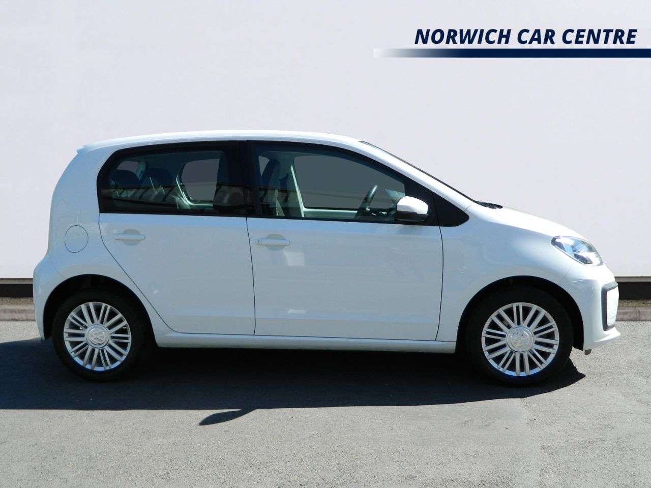 A 2018 VOLKSWAGEN UP! 1.0 Move up! Hatchback 5dr Petrol Manual Euro 6 (s/s) (60 ps) DAB RADIO BLU A 2018 VOLKSWAGEN UP! 1.0 Move up! Hatchback 5dr Petrol Manual Euro 6 (s/s) (60 ps) DAB RADIO BLU
