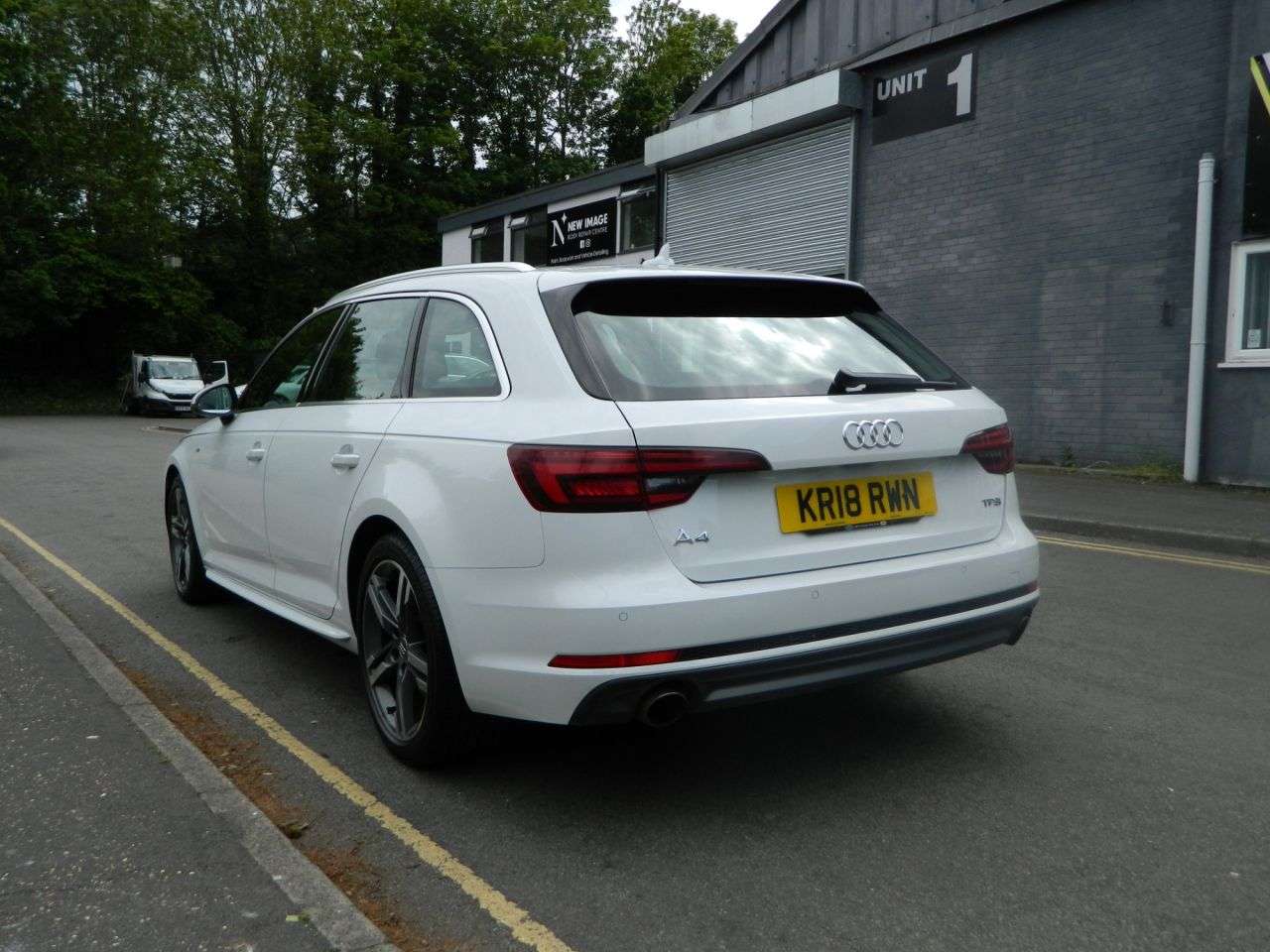 A 2018 AUDI A4 AVANT 2.0 TFSI S line Estate 5dr Petrol S Tronic Euro 6 (s/s) (190 ps) HEATED SPO A 2018 AUDI A4 AVANT 2.0 TFSI S line Estate 5dr Petrol S Tronic Euro 6 (s/s) (190 ps) HEATED SPO