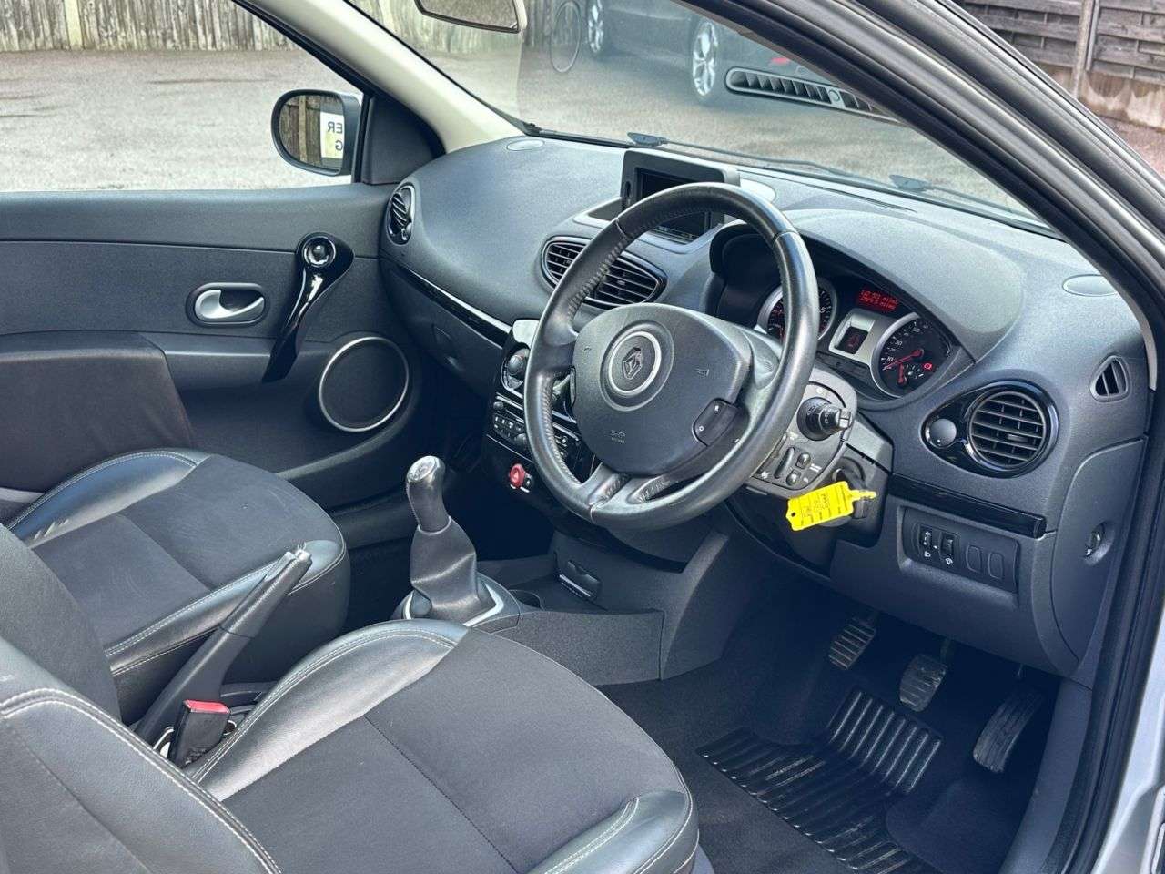2011 RENAULT CLIO 2011 RENAULT CLIO
