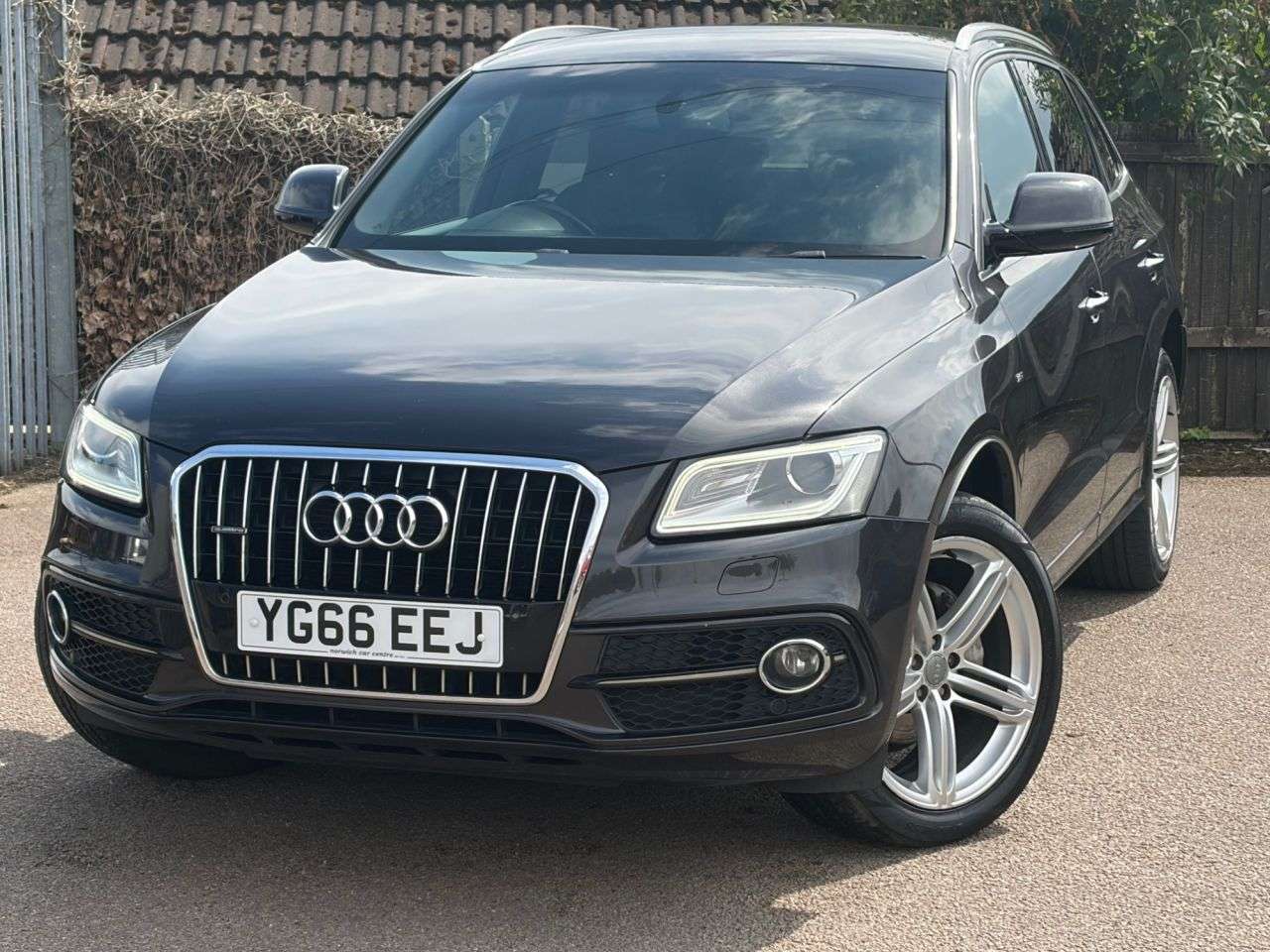 A 2016 AUDI Q5 2.0 TDI S line Plus SUV 5dr Diesel Manual quattro Euro 6 (s/s) (190 ps) A 2016 AUDI Q5 2.0 TDI S line Plus SUV 5dr Diesel Manual quattro Euro 6 (s/s) (190 ps)