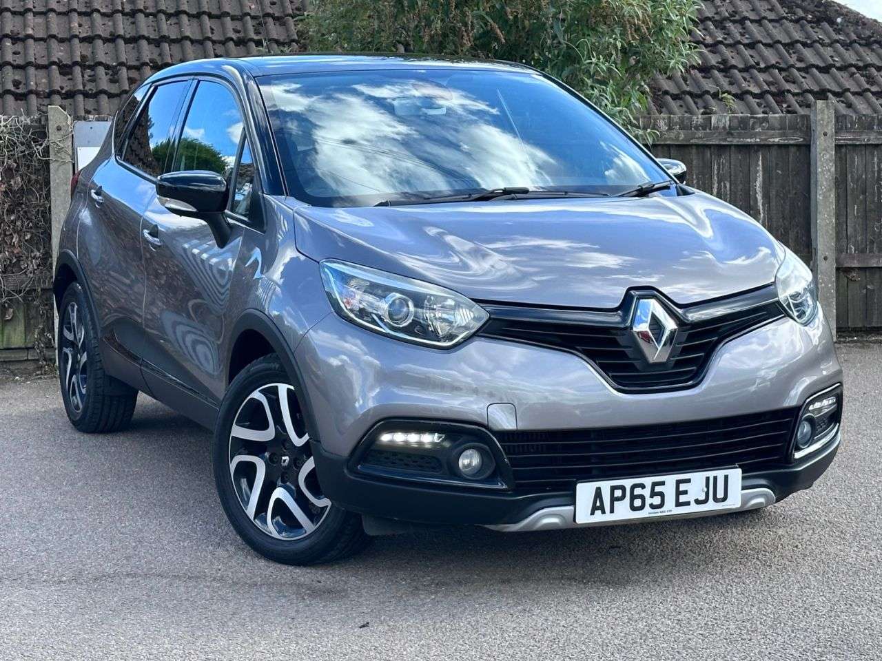 A 2015 RENAULT CAPTUR 1.5 dCi ENERGY Dynamique S Nav SUV 5dr Diesel Manual Euro 6 (s/s) (90 ps) A 2015 RENAULT CAPTUR 1.5 dCi ENERGY Dynamique S Nav SUV 5dr Diesel Manual Euro 6 (s/s) (90 ps)