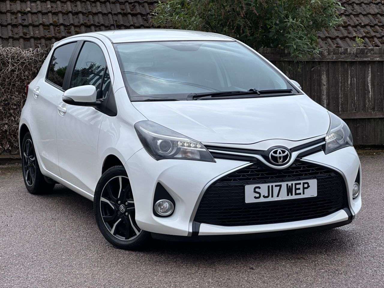 A 2017 TOYOTA YARIS 1.33 Dual VVT-i Design Hatchback 5dr Petrol Manual Euro 6 (99 ps) A 2017 TOYOTA YARIS 1.33 Dual VVT-i Design Hatchback 5dr Petrol Manual Euro 6 (99 ps)