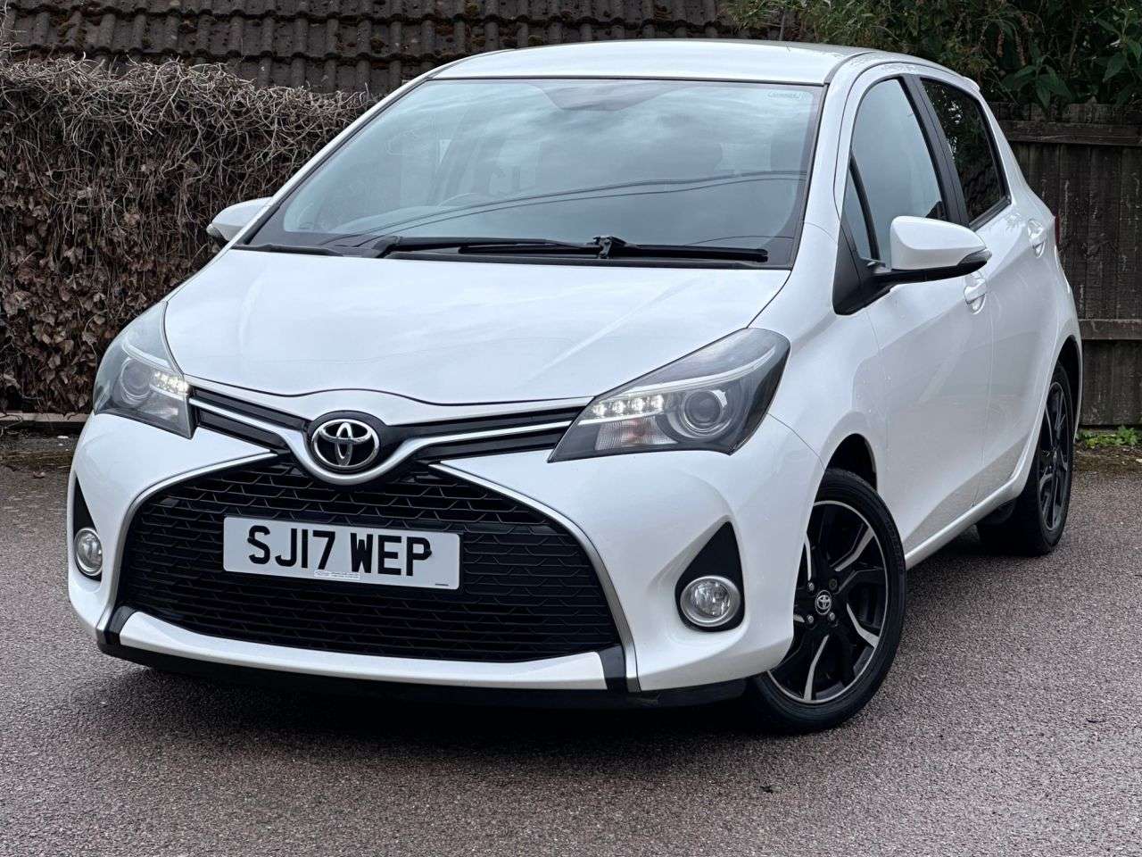 A 2017 TOYOTA YARIS 1.33 Dual VVT-i Design Hatchback 5dr Petrol Manual Euro 6 (99 ps) A 2017 TOYOTA YARIS 1.33 Dual VVT-i Design Hatchback 5dr Petrol Manual Euro 6 (99 ps)