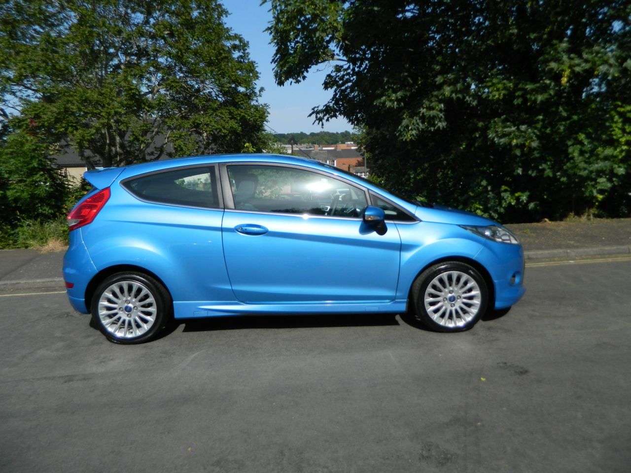 A 2011 FORD FIESTA 1.4 Titanium Hatchback 3dr Petrol Manual (133 g/km, 94 bhp) GENUINE 16247 M A 2011 FORD FIESTA 1.4 Titanium Hatchback 3dr Petrol Manual (133 g/km, 94 bhp) GENUINE 16247 M