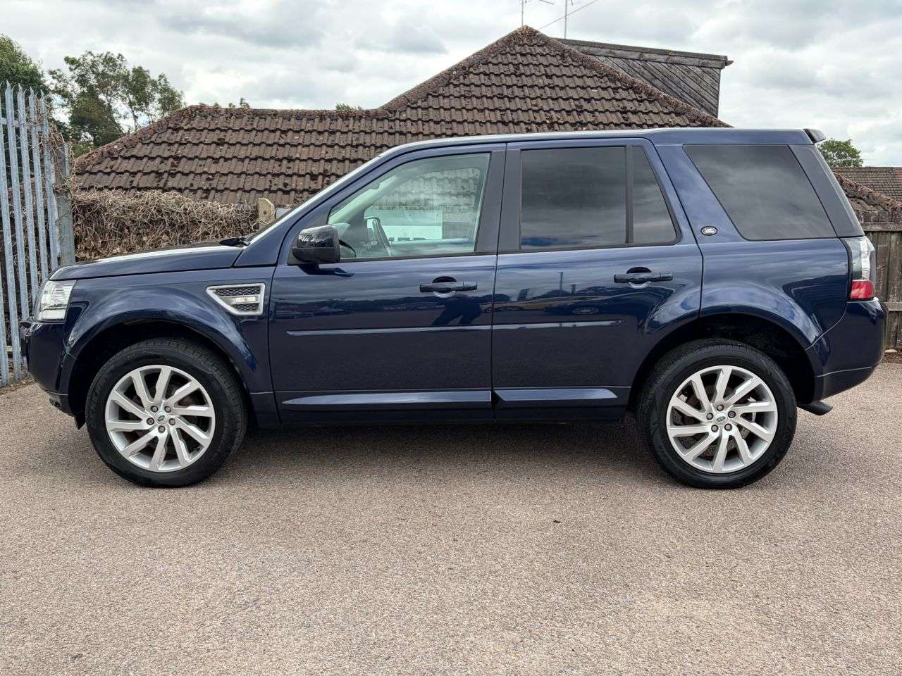 A 2013 LAND ROVER FREELANDER 2 2.2 TD4 XS SUV 5dr Diesel Manual 4WD Euro 5 (s/s) (150 ps) A 2013 LAND ROVER FREELANDER 2 2.2 TD4 XS SUV 5dr Diesel Manual 4WD Euro 5 (s/s) (150 ps)