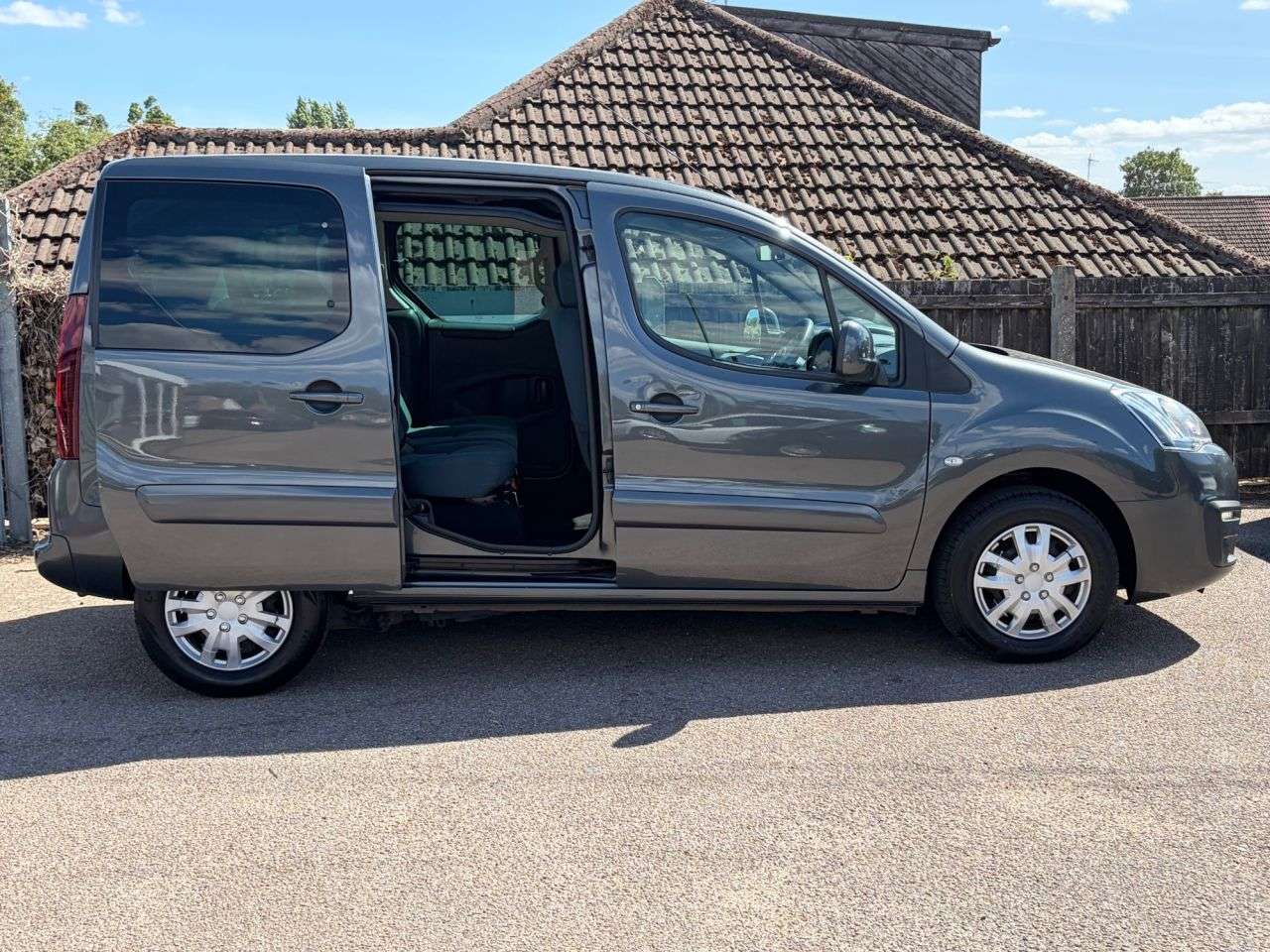 A 2017 CITROEN BERLINGO 1.6 BlueHDi Feel Multispace MPV 5dr Diesel ETG6 Euro 6 (s/s) (100 ps) A 2017 CITROEN BERLINGO 1.6 BlueHDi Feel Multispace MPV 5dr Diesel ETG6 Euro 6 (s/s) (100 ps)