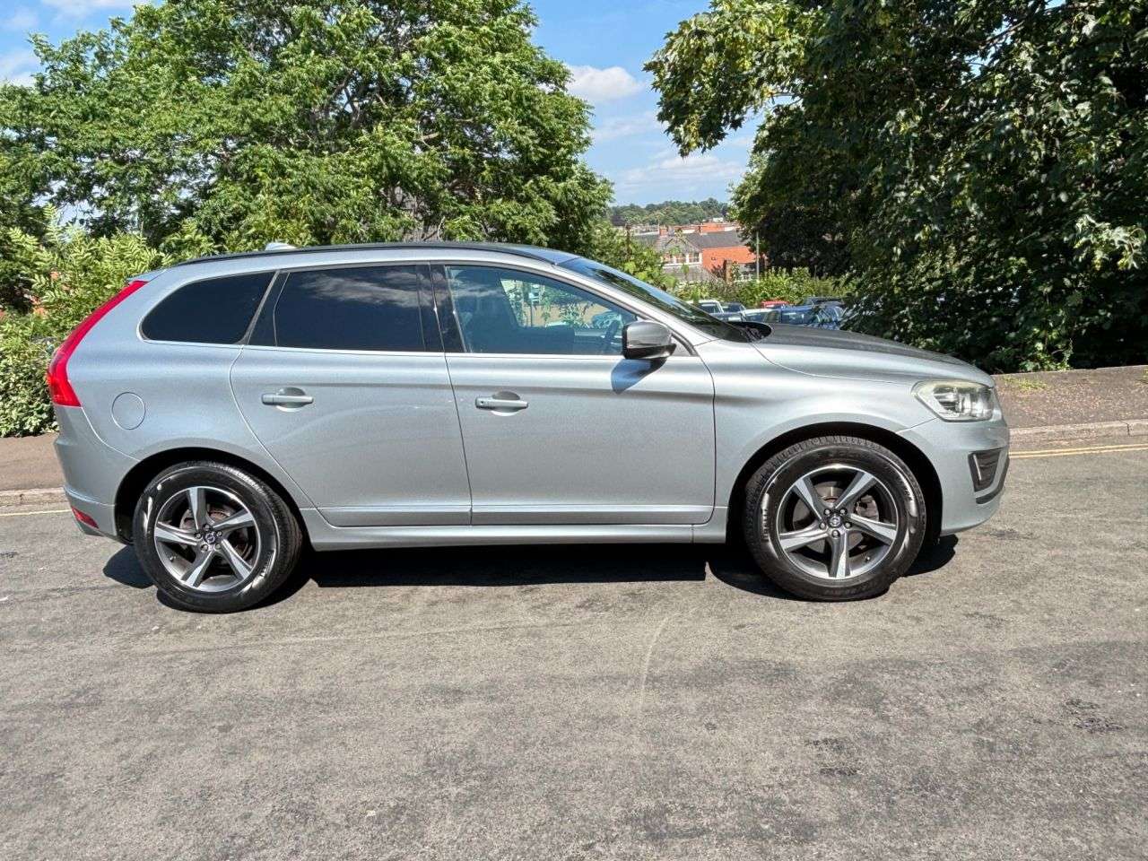 A 2014 VOLVO XC60 2.0 D4 R-Design Nav SUV 5dr Diesel Manual Euro 6 (s/s) (181 ps) DAB RADIO C A 2014 VOLVO XC60 2.0 D4 R-Design Nav SUV 5dr Diesel Manual Euro 6 (s/s) (181 ps) DAB RADIO C