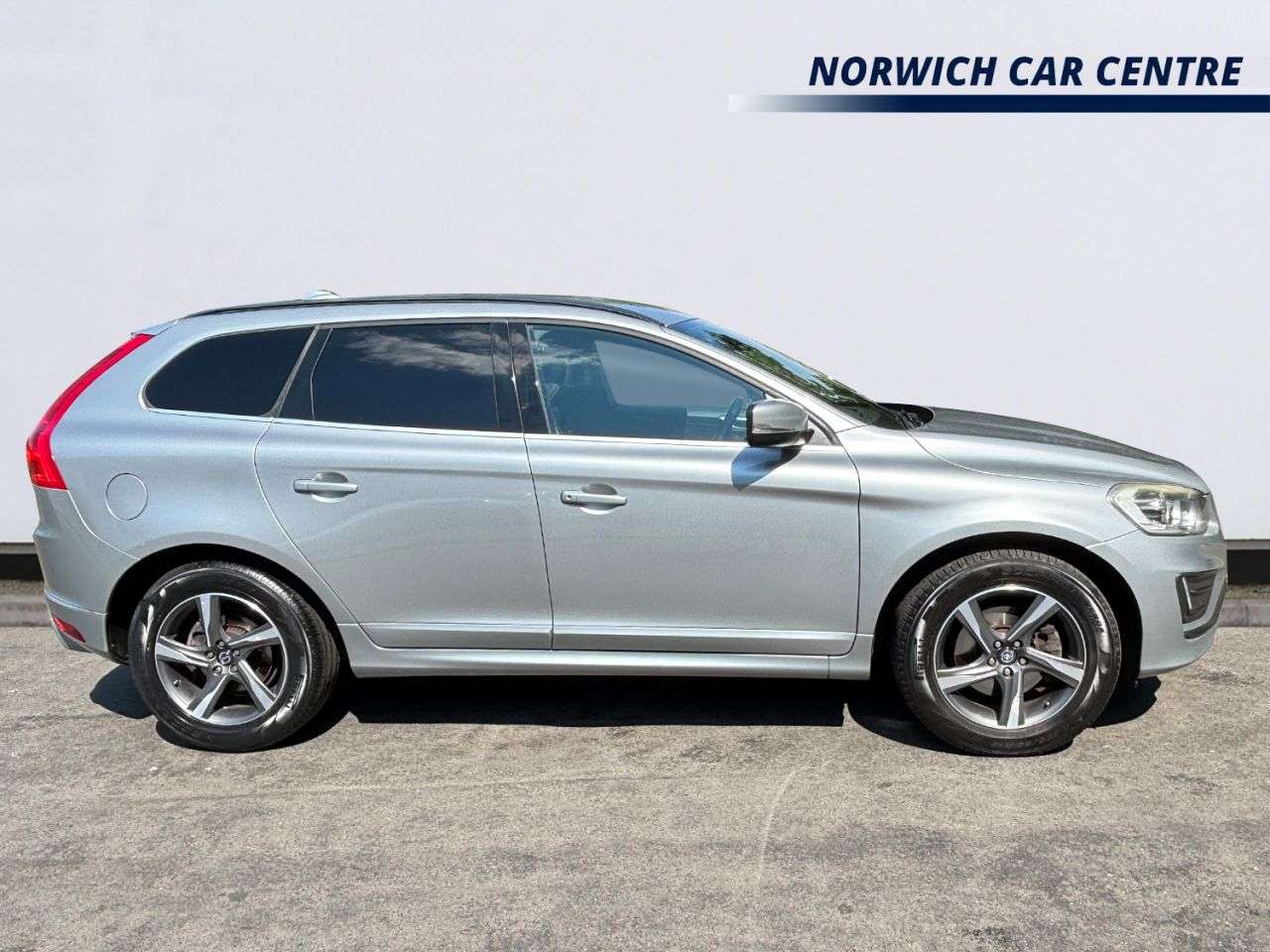 A 2014 VOLVO XC60 2.0 D4 R-Design Nav SUV 5dr Diesel Manual Euro 6 (s/s) (181 ps) DAB RADIO C A 2014 VOLVO XC60 2.0 D4 R-Design Nav SUV 5dr Diesel Manual Euro 6 (s/s) (181 ps) DAB RADIO C