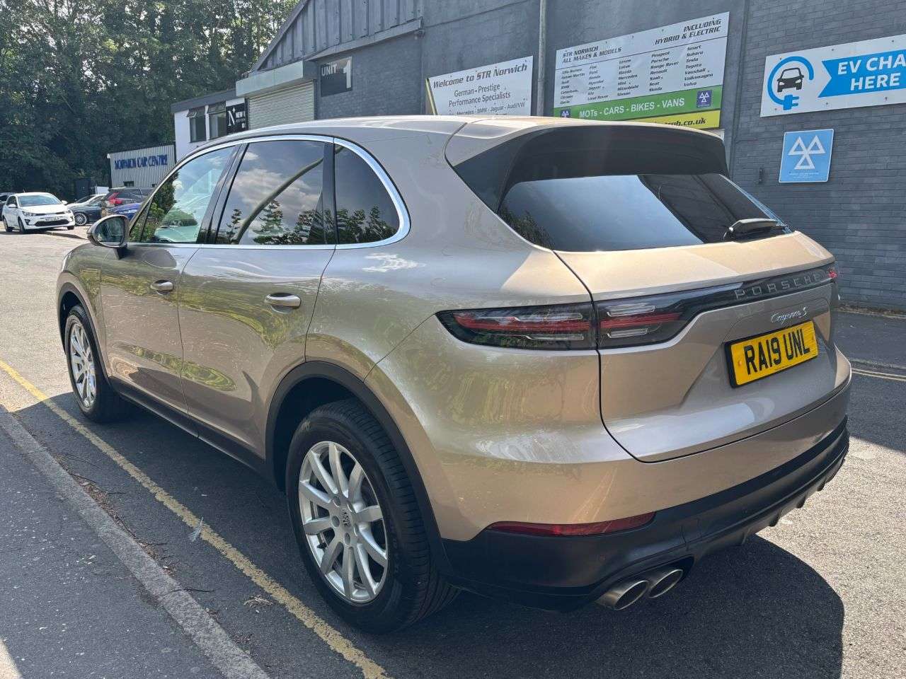 A 2019 PORSCHE CAYENNE 2.9T V6 GPF S SUV 5dr Petrol TiptronicS 4WD Euro 6 (s/s) (440 ps) FULL PORS A 2019 PORSCHE CAYENNE 2.9T V6 GPF S SUV 5dr Petrol TiptronicS 4WD Euro 6 (s/s) (440 ps) FULL PORS