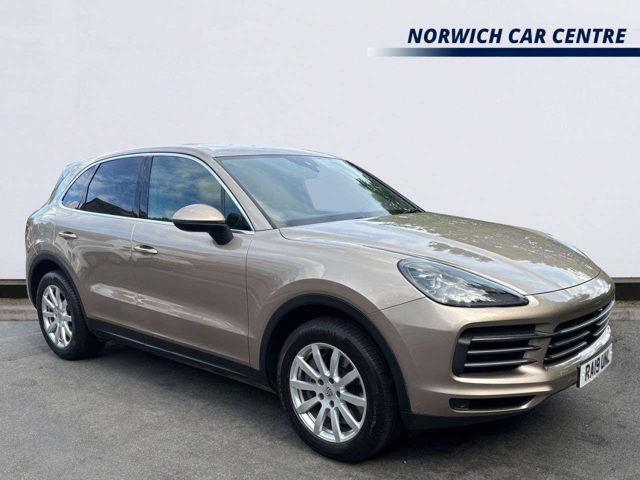 A 2019 PORSCHE CAYENNE 2.9T V6 GPF S SUV 5dr Petrol TiptronicS 4WD Euro 6 (s/s) (440 ps) FULL PORS A 2019 PORSCHE CAYENNE 2.9T V6 GPF S SUV 5dr Petrol TiptronicS 4WD Euro 6 (s/s) (440 ps) FULL PORS