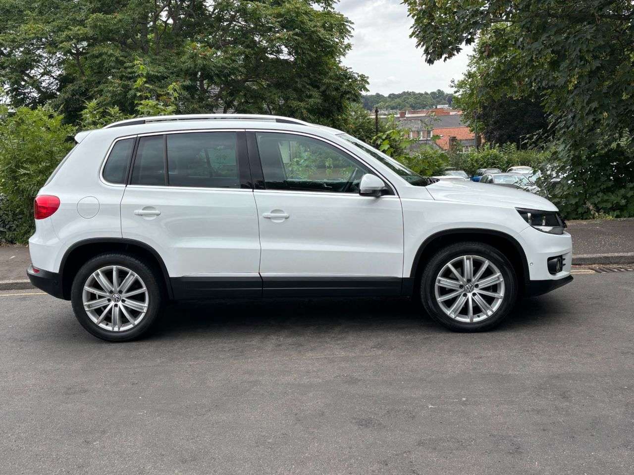 A 2016 VOLKSWAGEN TIGUAN 2.0 TDI BlueMotion Tech Match Edition SUV 5dr Diesel Manual 2WD Euro 6 (s/s A 2016 VOLKSWAGEN TIGUAN 2.0 TDI BlueMotion Tech Match Edition SUV 5dr Diesel Manual 2WD Euro 6 (s/s