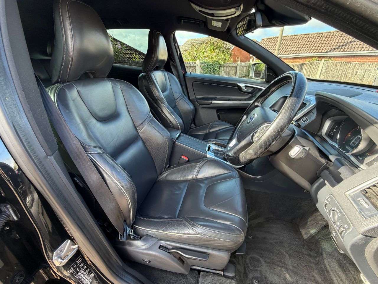 A 2014 VOLVO XC60 2.0 D4 R-Design Nav SUV 5dr Diesel Geartronic Euro 6 (s/s) (181 ps) A 2014 VOLVO XC60 2.0 D4 R-Design Nav SUV 5dr Diesel Geartronic Euro 6 (s/s) (181 ps)