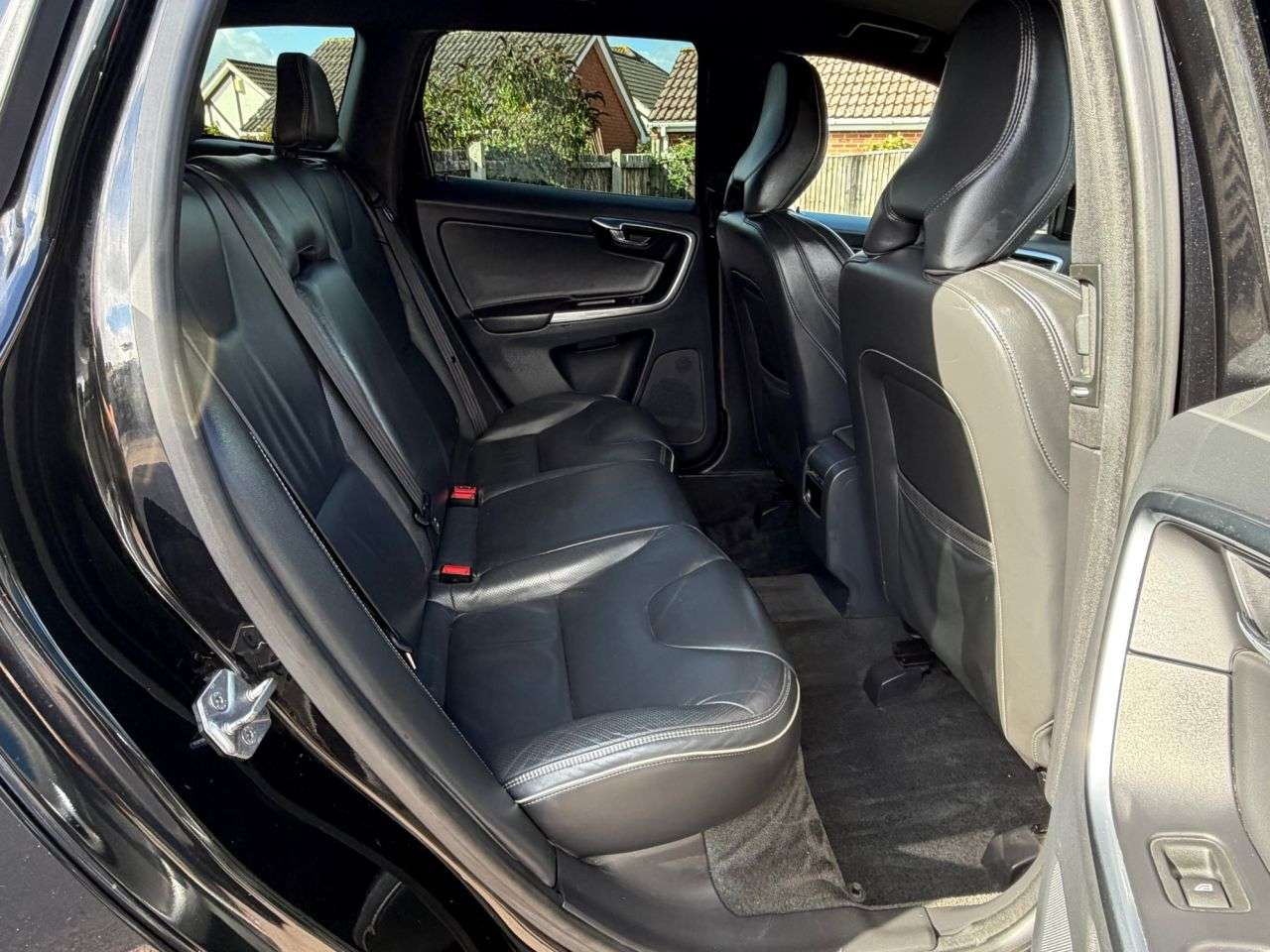 A 2014 VOLVO XC60 2.0 D4 R-Design Nav SUV 5dr Diesel Geartronic Euro 6 (s/s) (181 ps) A 2014 VOLVO XC60 2.0 D4 R-Design Nav SUV 5dr Diesel Geartronic Euro 6 (s/s) (181 ps)
