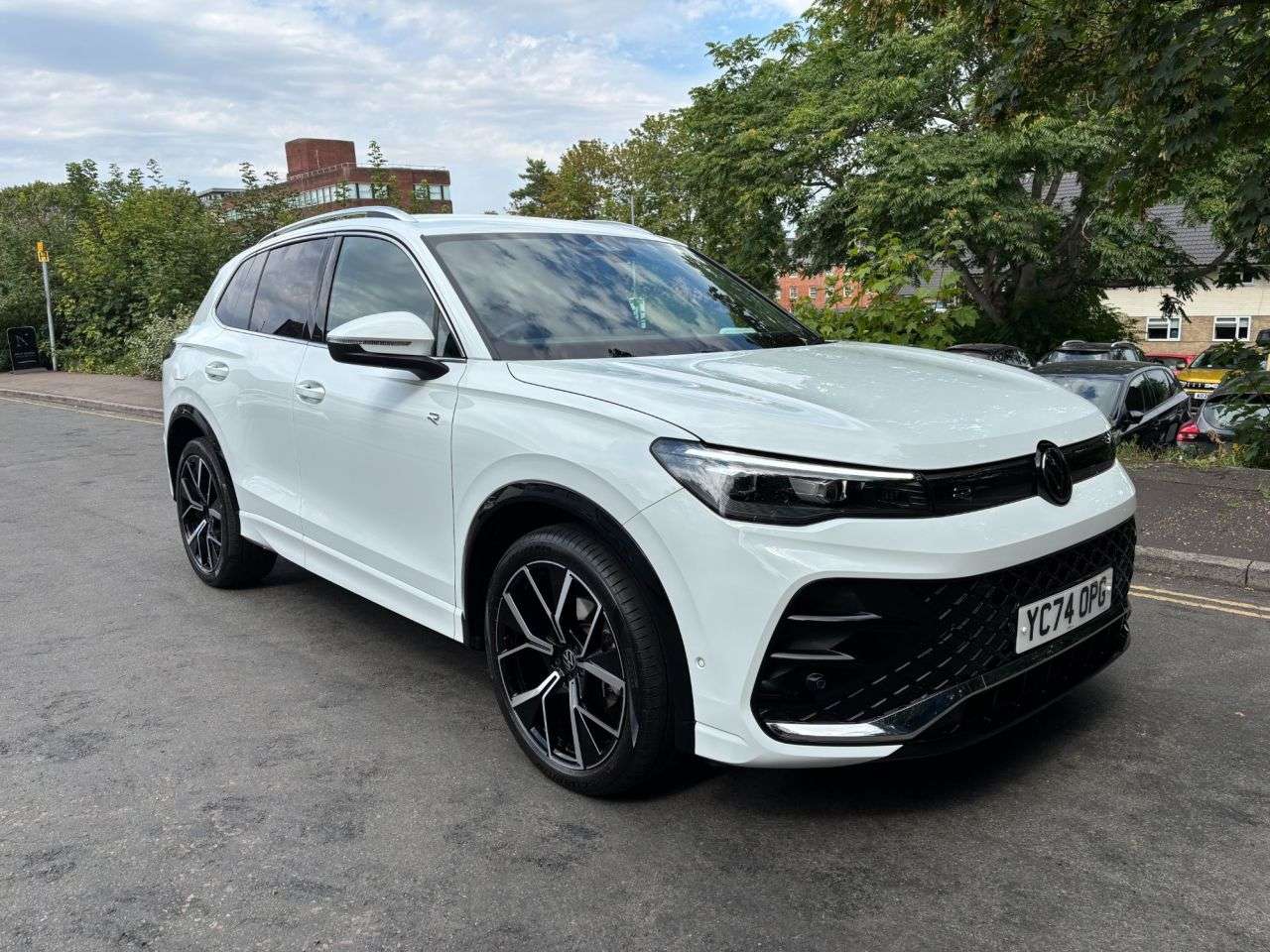 A 2024 VOLKSWAGEN TIGUAN 1.5 eTSI MHEV R-Line SUV 5dr Petrol Hybrid DSG Euro 6 (s/s) (150 ps) REVERS A 2024 VOLKSWAGEN TIGUAN 1.5 eTSI MHEV R-Line SUV 5dr Petrol Hybrid DSG Euro 6 (s/s) (150 ps) REVERS