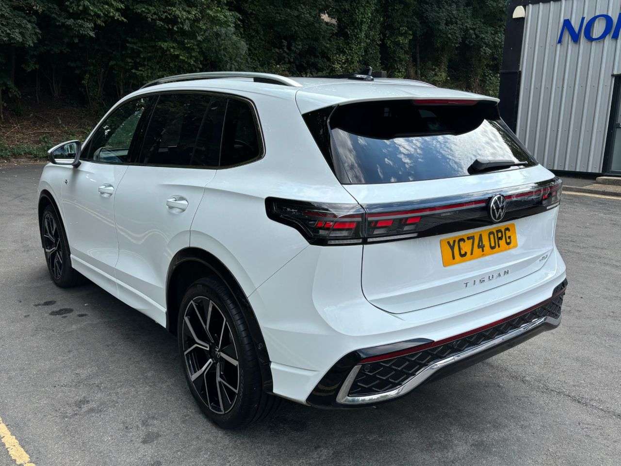 A 2024 VOLKSWAGEN TIGUAN 1.5 eTSI MHEV R-Line SUV 5dr Petrol Hybrid DSG Euro 6 (s/s) (150 ps) REVERS A 2024 VOLKSWAGEN TIGUAN 1.5 eTSI MHEV R-Line SUV 5dr Petrol Hybrid DSG Euro 6 (s/s) (150 ps) REVERS