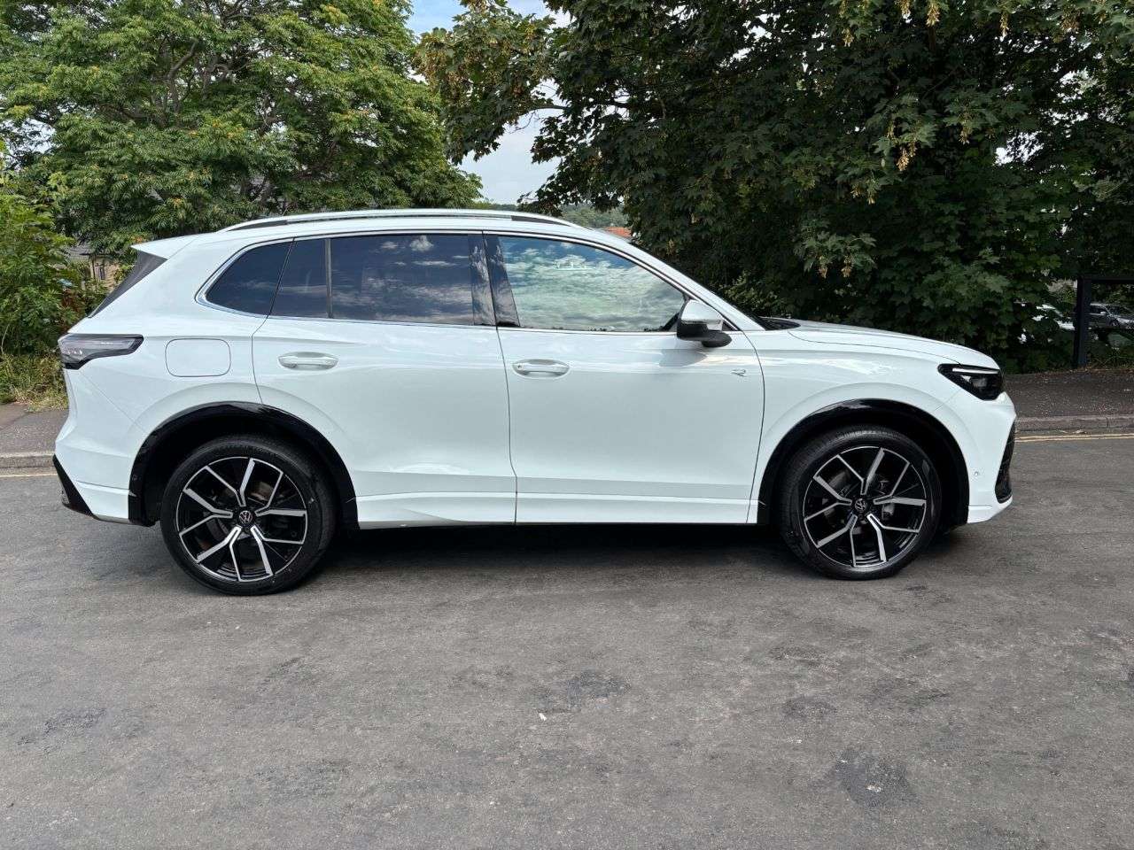 A 2024 VOLKSWAGEN TIGUAN 1.5 eTSI MHEV R-Line SUV 5dr Petrol Hybrid DSG Euro 6 (s/s) (150 ps) REVERS A 2024 VOLKSWAGEN TIGUAN 1.5 eTSI MHEV R-Line SUV 5dr Petrol Hybrid DSG Euro 6 (s/s) (150 ps) REVERS