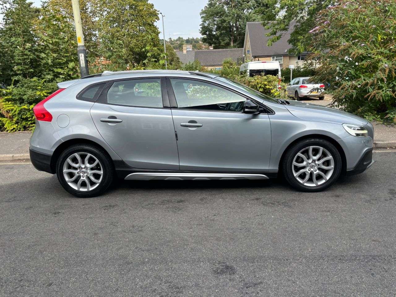 A 2016 VOLVO V40 CROSS COUNTRY 2.0 D2 Pro Hatchback 5dr Diesel Auto Euro 6 (s/s) (120 ps) CRUISE CONTROL S A 2016 VOLVO V40 CROSS COUNTRY 2.0 D2 Pro Hatchback 5dr Diesel Auto Euro 6 (s/s) (120 ps) CRUISE CONTROL S