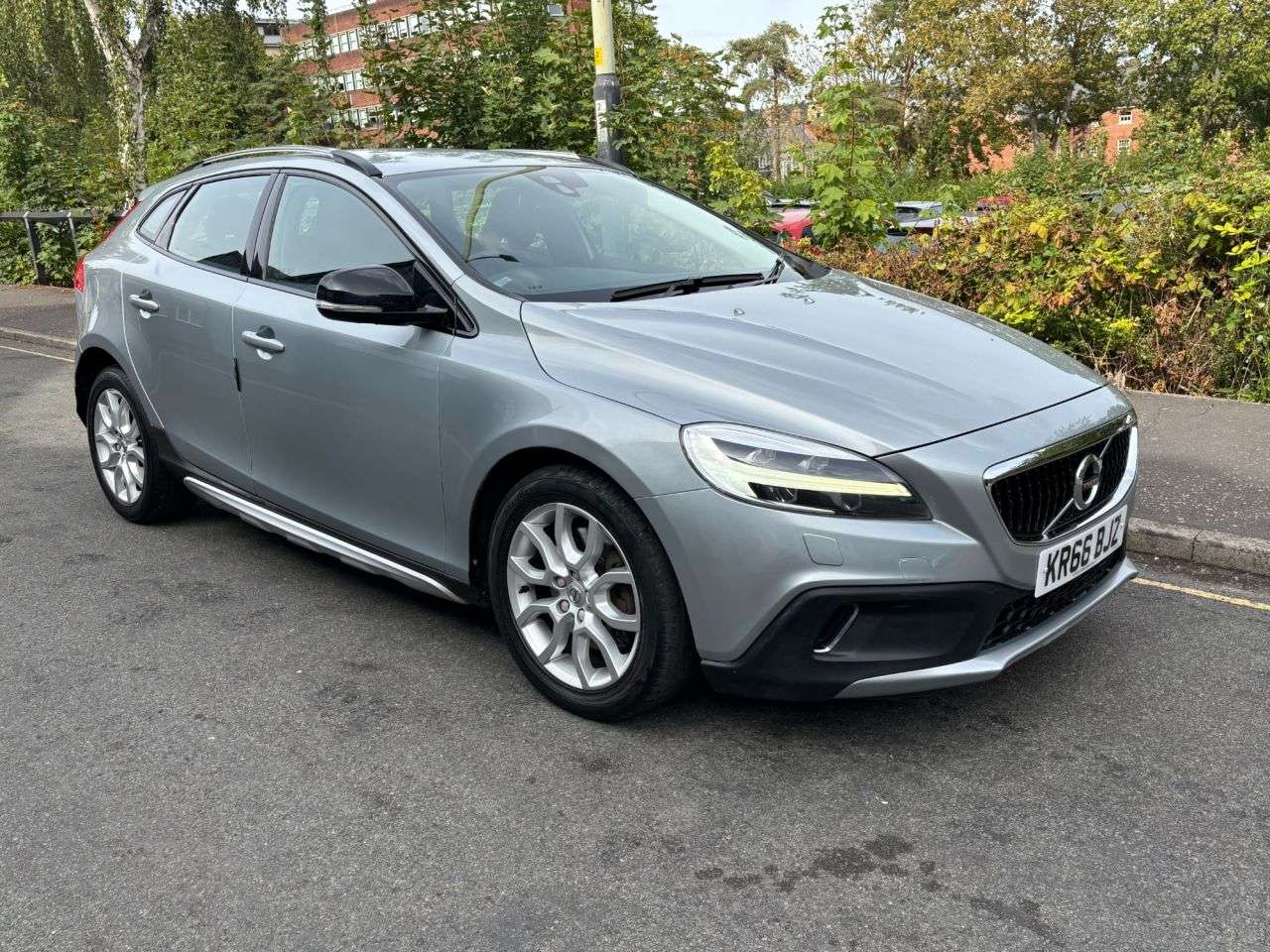 A 2016 VOLVO V40 CROSS COUNTRY 2.0 D2 Pro Hatchback 5dr Diesel Auto Euro 6 (s/s) (120 ps) CRUISE CONTROL S A 2016 VOLVO V40 CROSS COUNTRY 2.0 D2 Pro Hatchback 5dr Diesel Auto Euro 6 (s/s) (120 ps) CRUISE CONTROL S