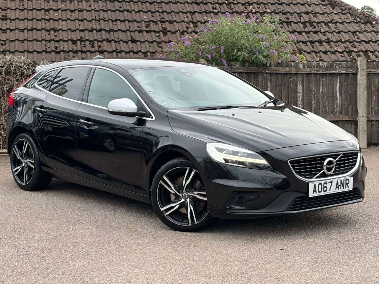 A 2017 VOLVO V40 2.0 D4 R-Design Pro Hatchback 5dr Diesel Auto Euro 6 (s/s) (190 ps) A 2017 VOLVO V40 2.0 D4 R-Design Pro Hatchback 5dr Diesel Auto Euro 6 (s/s) (190 ps)