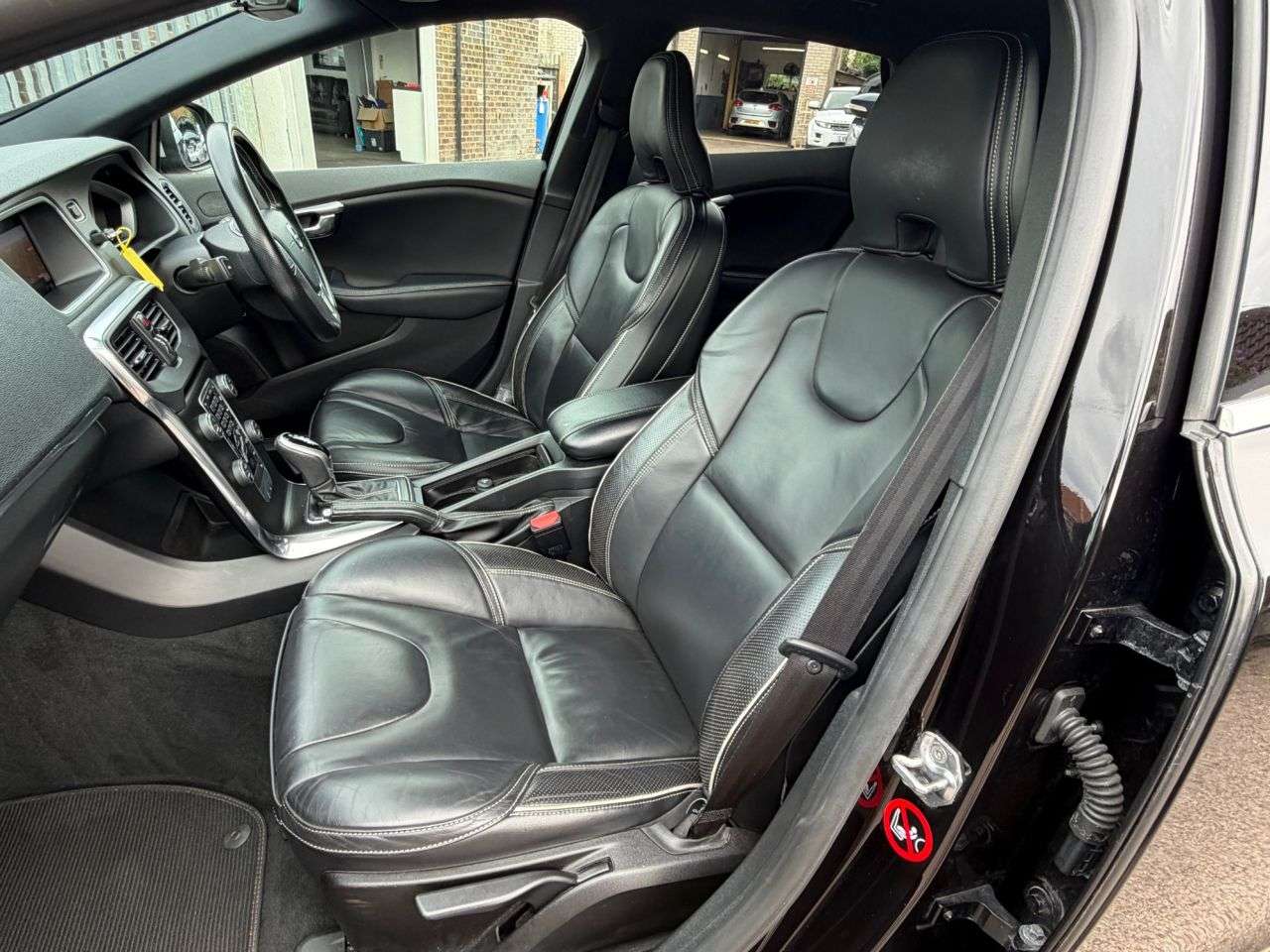 2017 VOLVO V40 2017 VOLVO V40