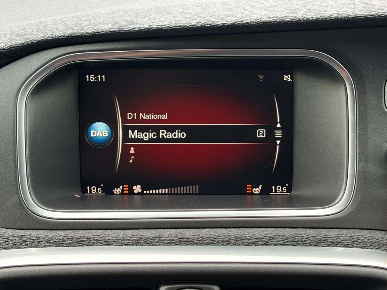 2017 VOLVO V40 2017 VOLVO V40