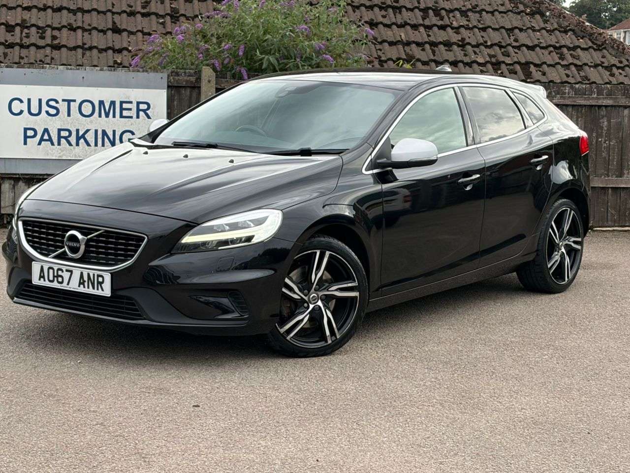 A 2017 VOLVO V40 2.0 D4 R-Design Pro Hatchback 5dr Diesel Auto Euro 6 (s/s) (190 ps) A 2017 VOLVO V40 2.0 D4 R-Design Pro Hatchback 5dr Diesel Auto Euro 6 (s/s) (190 ps)