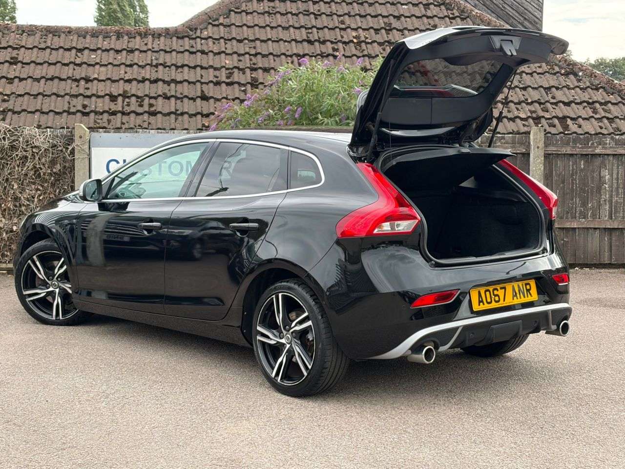 2017 VOLVO V40 2017 VOLVO V40